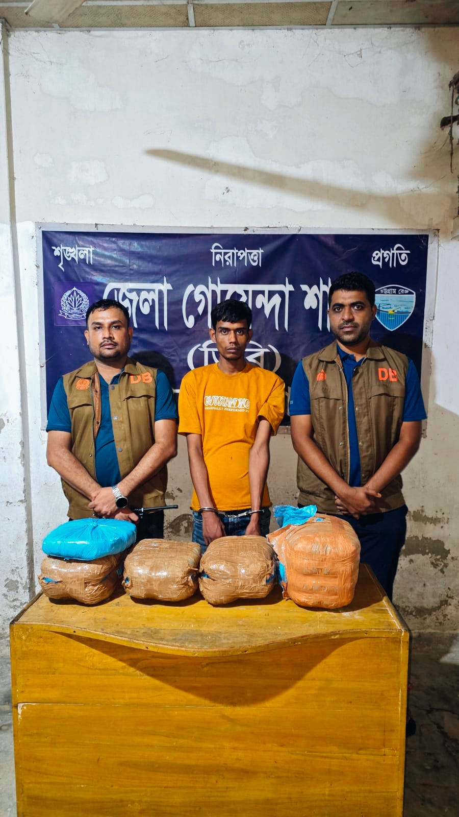 ‎নোয়াখালীতে সিএনজিতে ১১ কেজি গাঁজা, গ্রেপ্তার ১