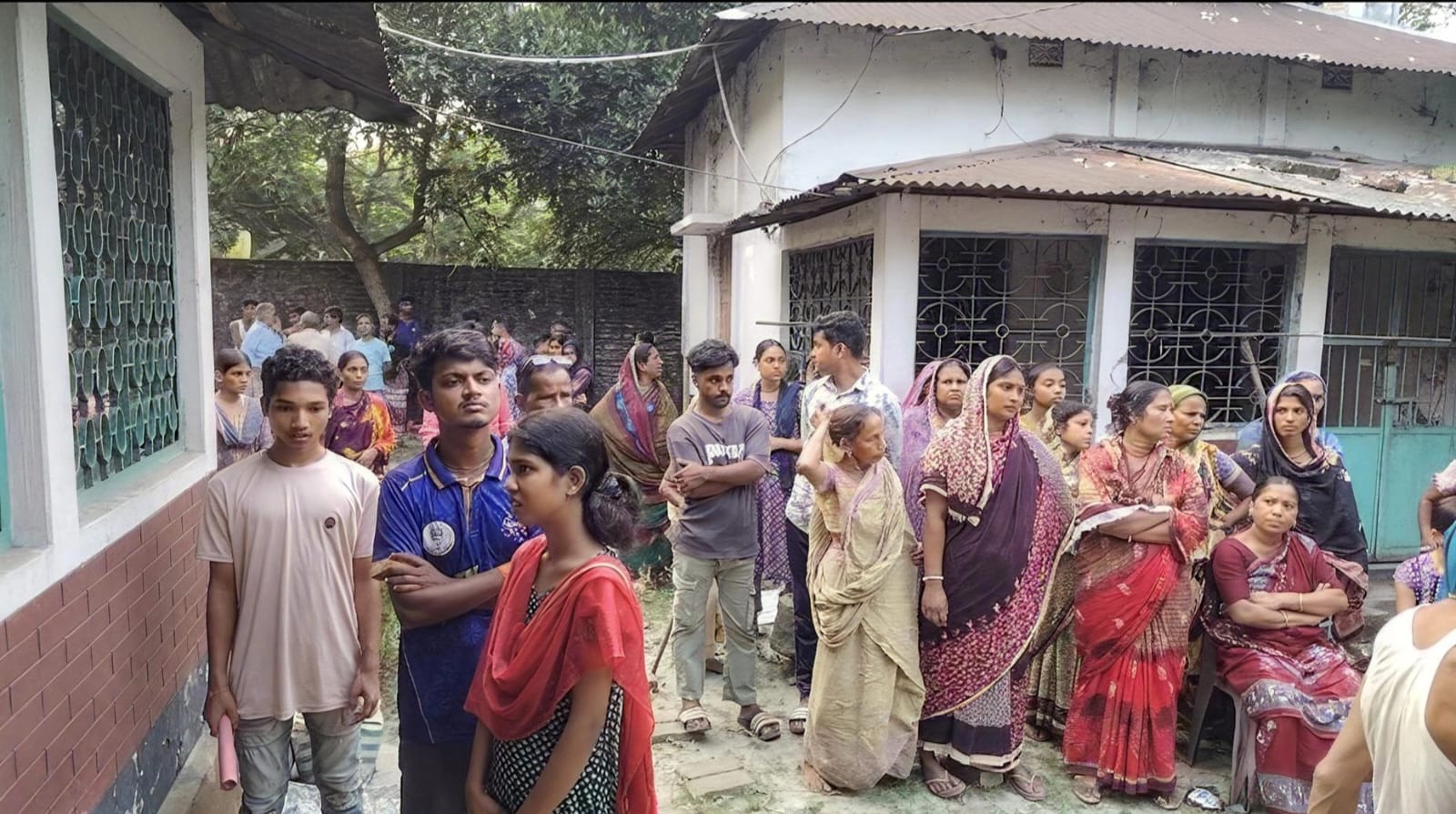 কালীগঞ্জে ব্যক্তির মরদেহ উদ্ধার, পাশে পাওয়া চিরকুটে পারিবারিক অভিমানের কথা