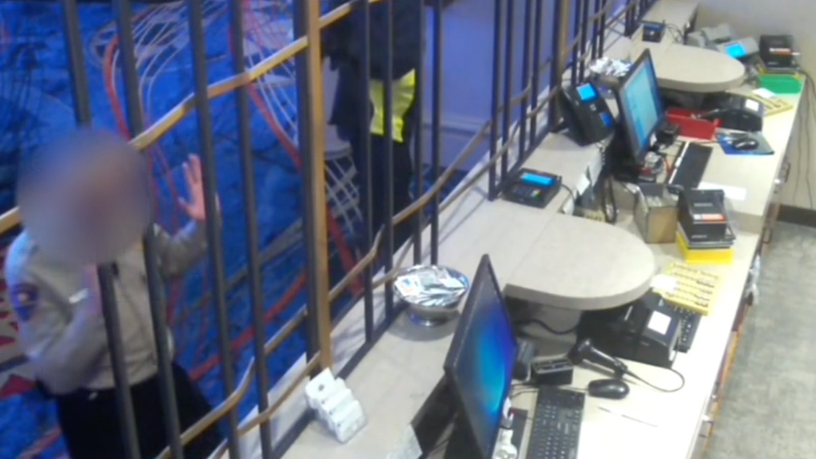 ভারতে কেন্দ্রীয় ব্যাংকের কর্মকর্তা সেজে ৭ কোটি রুপি ডাকাতি