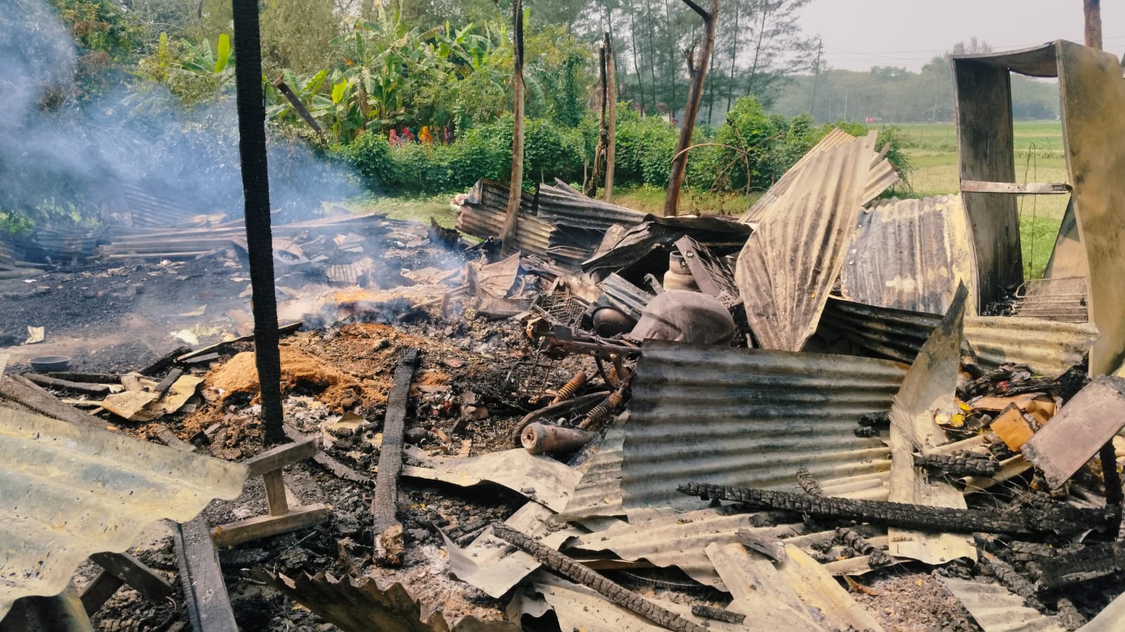হাতিয়ায় এনসিপি নেতার দোকানঘর পুড়িয়ে দেওয়ার অভিযোগ বিএনপি নেতাদের বিরুদ্ধে