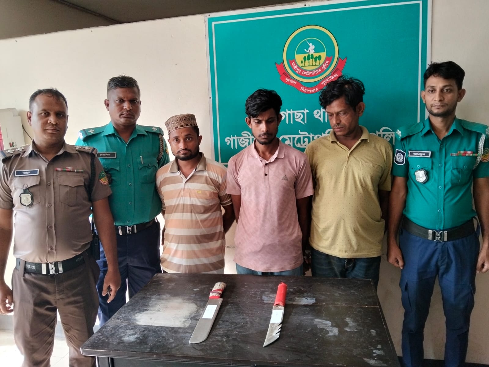 গাজীপুরে অস্ত্রসহ ৩ ছিনতাইকারী গ্রেপ্তার গাজীপুরে অস্ত্রসহ ৩ ছিনতাইকারী গ্রেপ্তার