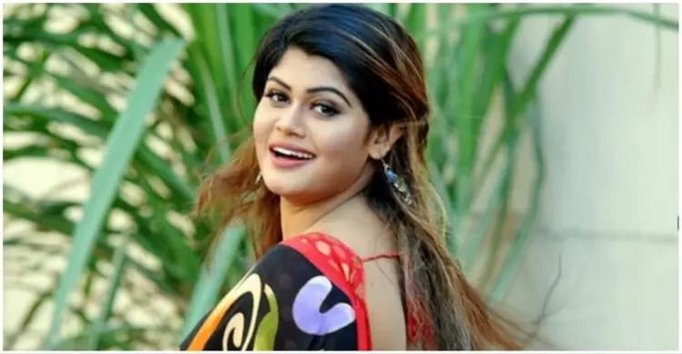 মার্কেট করতে গিয়ে আইফোন চুরি হলো নায়িকা মৌমিতা মৌর ৷