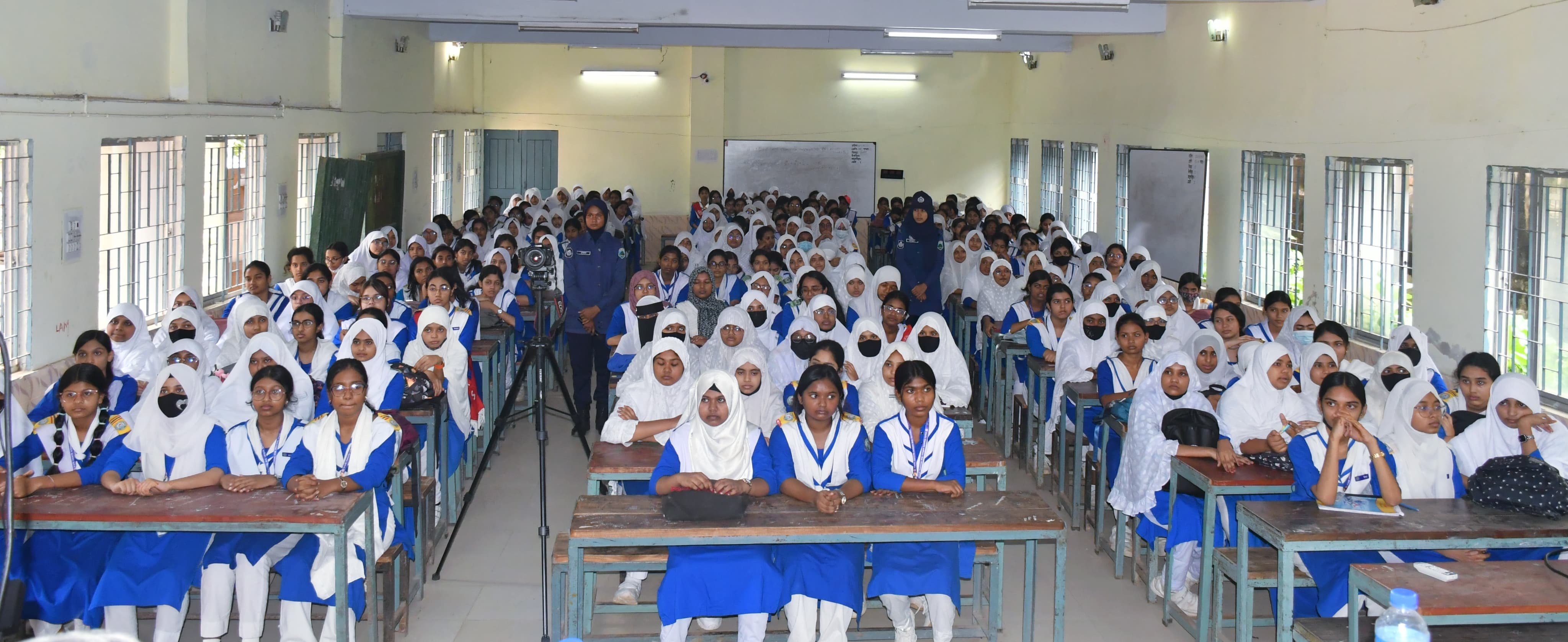 নওগাঁ সরকারি বালিকা উচ্চ বিদ্যালয়ে শিক্ষার্থীদের সঙ্গে পুলিশ সুপারের সচেতনতামূলক মতবিনিময়