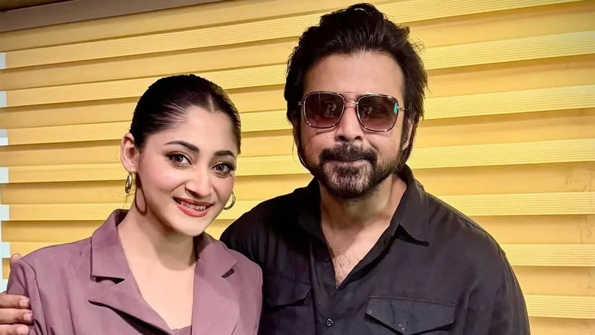 স্টেডিয়ামে দম চলচ্চিত্রের প্রচারে পূজা-নিশো।