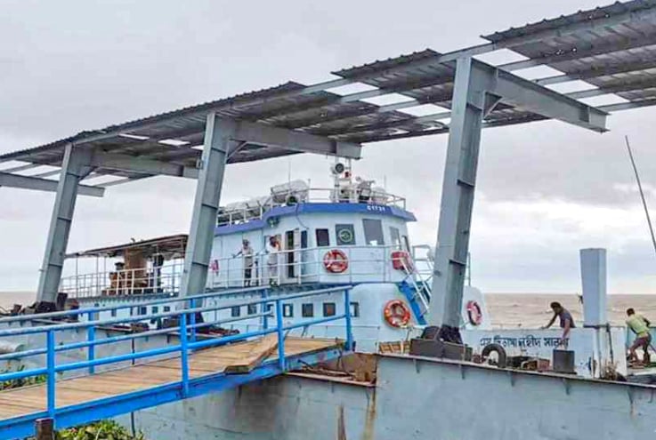বৈরী আবহাওয়ায় ভোলার ১০ নৌরুটে লঞ্চ চলাচল বন্ধ।
