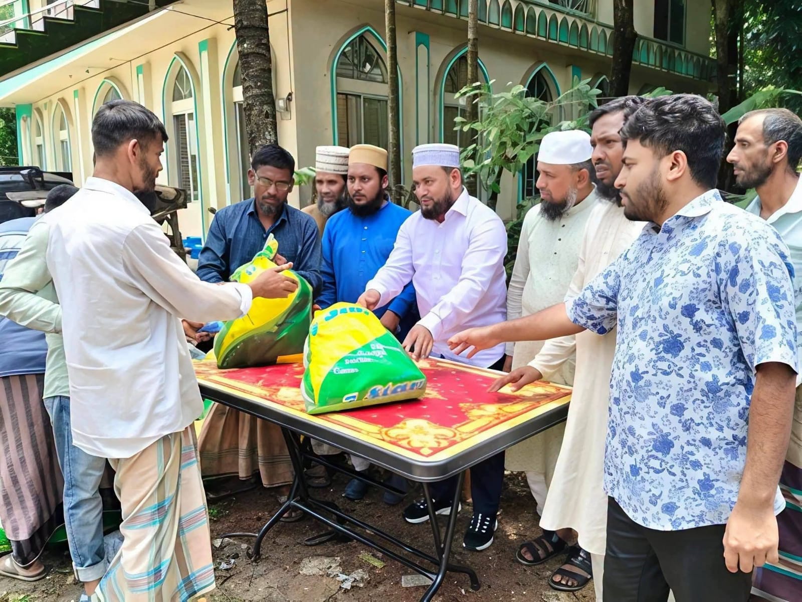 চকরিয়ায় বন্যার্তদের মাঝে খাদ্যসামগ্রী বিতরণ করলেন জামায়াত নেতা আব্দুল্লাহ আল ফারুক চকরিয়ায় বন্যার্তদের মাঝে খাদ্যসামগ্রী বিতরণ করলেন জামায়াত নেতা আব্দুল্লাহ আল ফারুক
