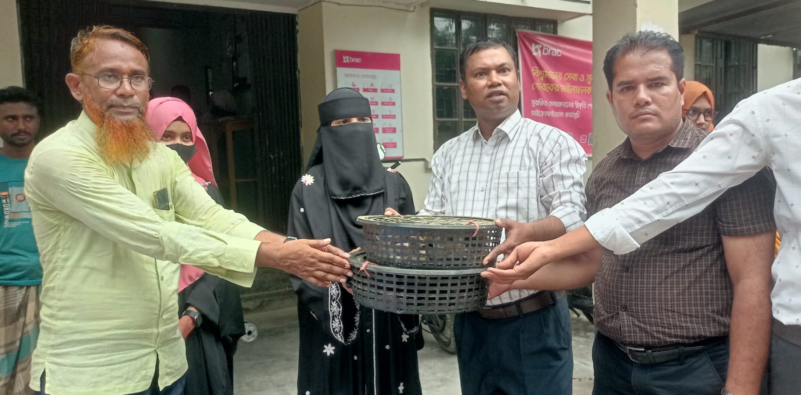 গলাচিপায় ব্র্যাক সংস্থা'র উদ্যোগে কিশোরীর মাঝে বিনামূল্যে হাঁস ও মুরগীর বাচ্চা বিতরণ।