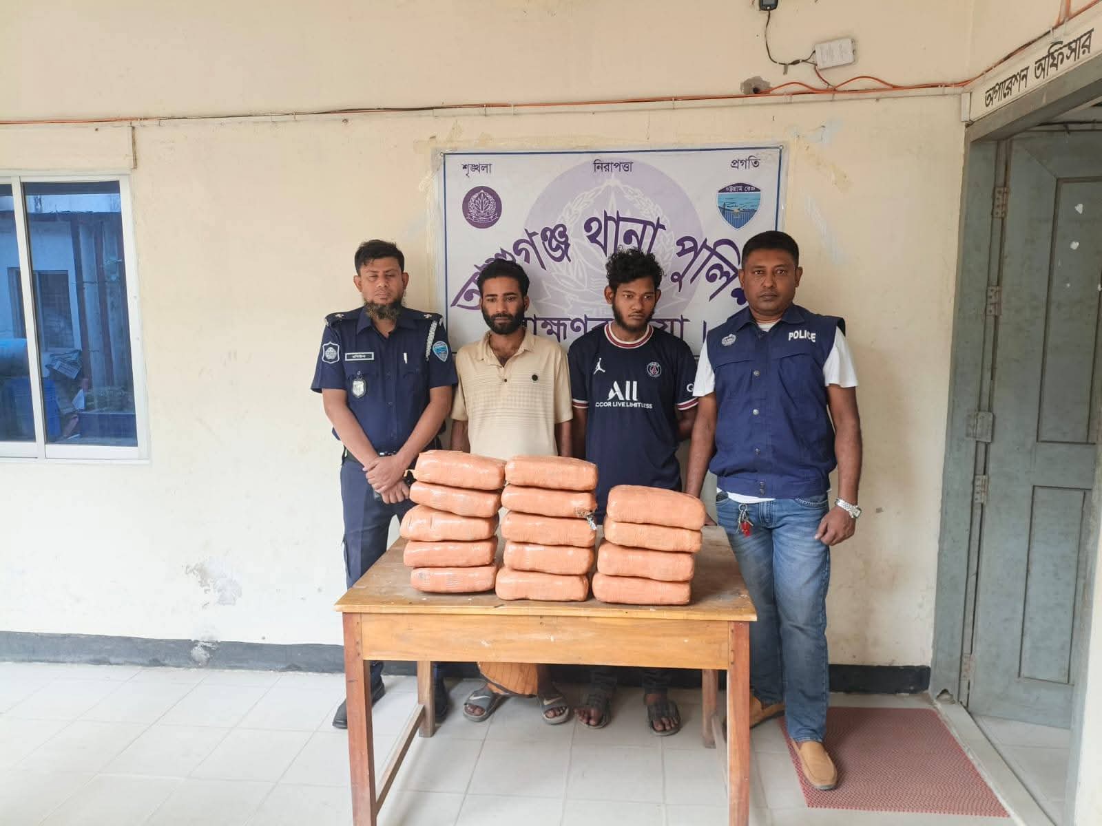 অভিযানে ২২ কেজি গাঁজা উদ্ধার, ৪ মাদক কারবারীসহ একটি মাইক্রোবাস ও পিকআপ আটক।
