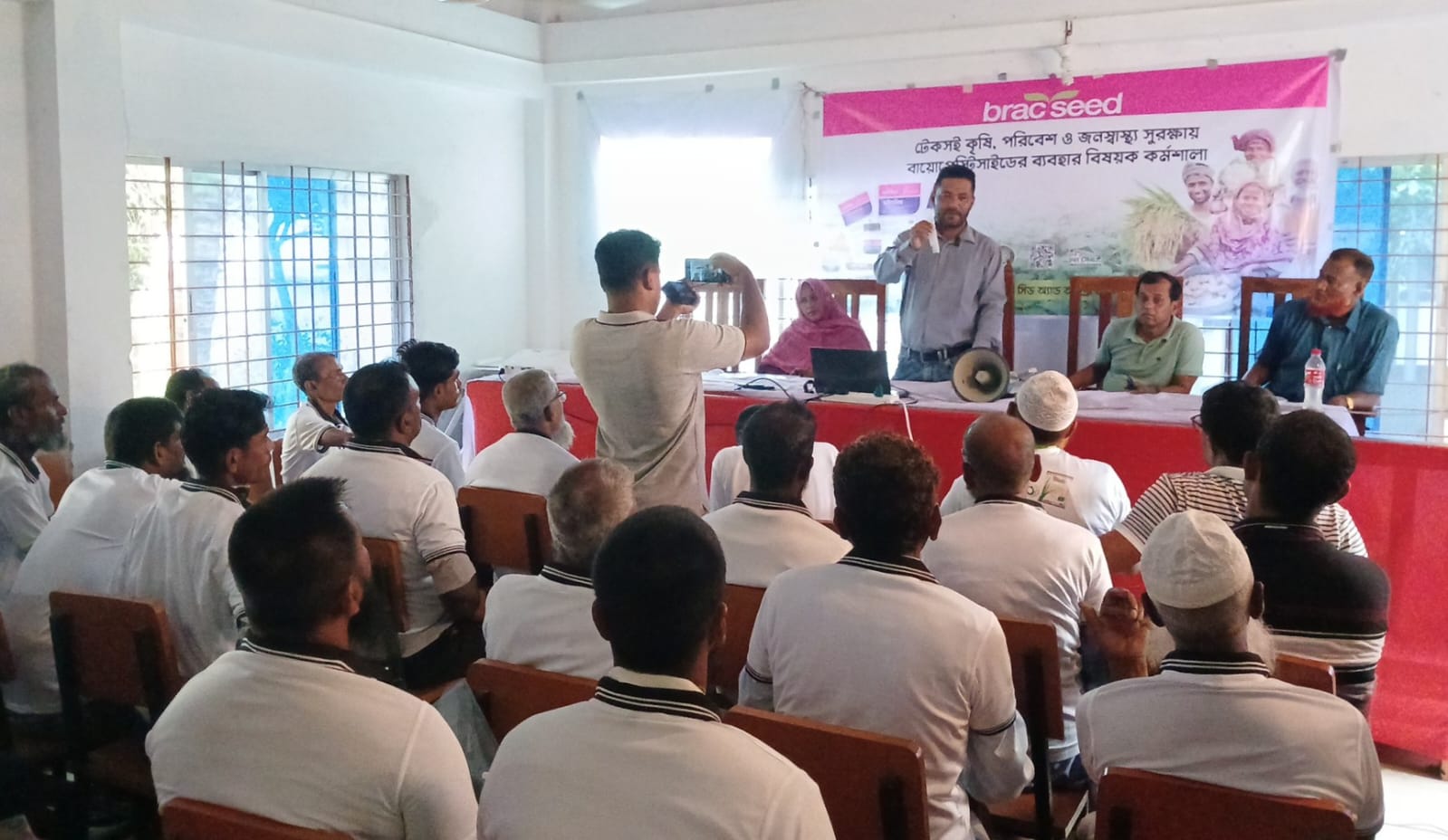 মাগুরায় দিনব্যাপী কৃষক কর্মশালা ও বিনামূল্যে বীজ বিতরণ |