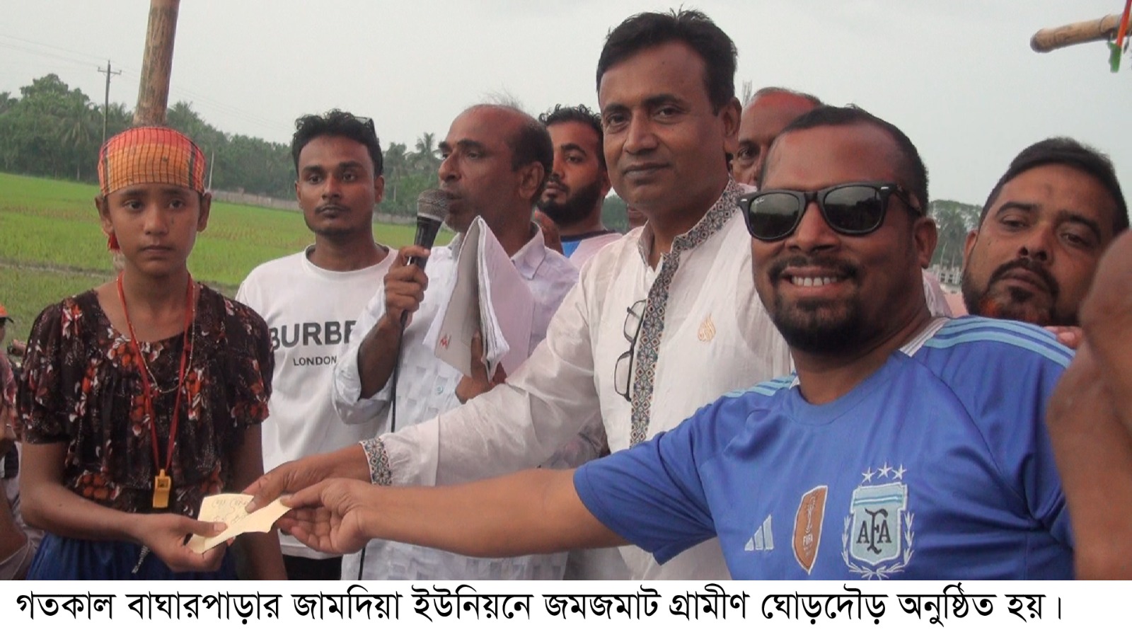 বাঘারপাড়ার জামদিয়া ইউনিয়নে জমজমাট গ্রামীণ ঘোড়দৌড় দর্শনার্থীদের উপচে পড়া ভিড়।