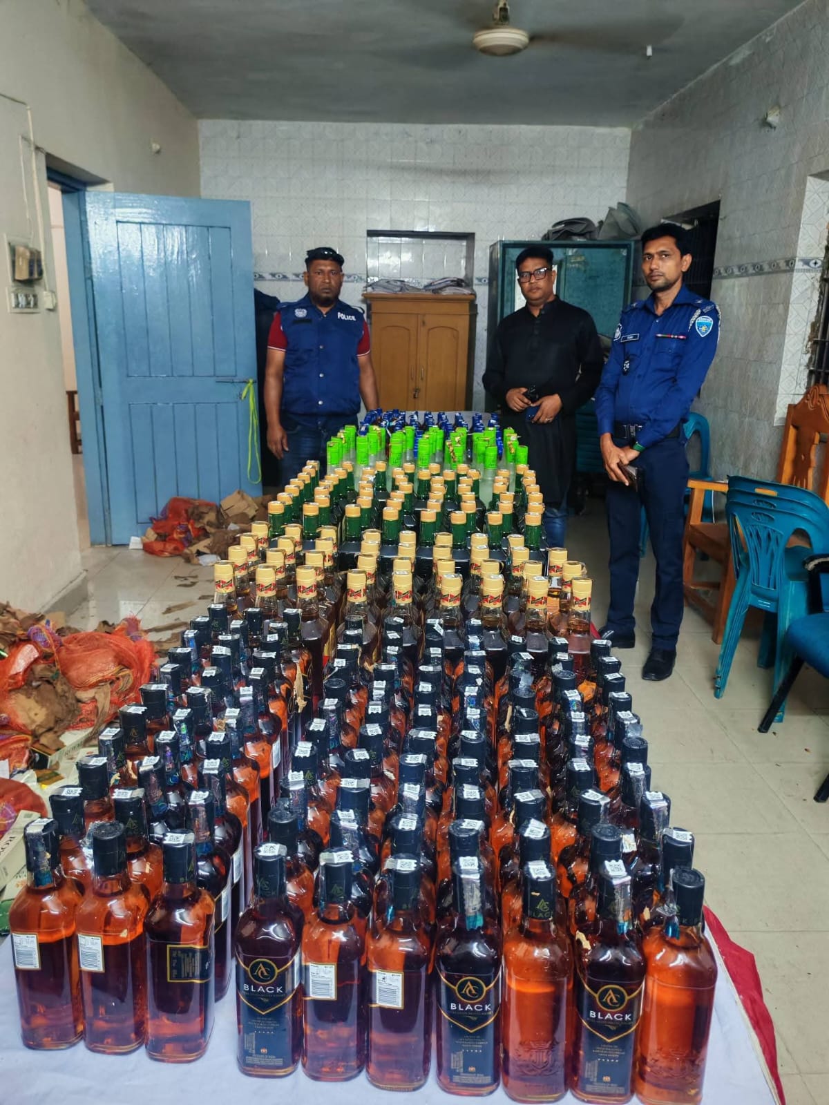 বাঞ্ছারামপুর থানা পুলিশ কর্তৃক বিপুল পরিমাণ বিদেশী মদসহ ০১টি পিকআপ উদ্ধার;