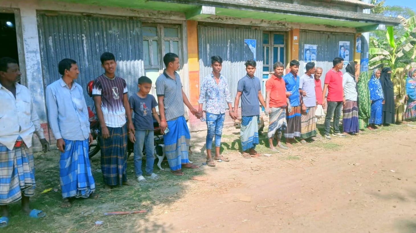 হাতিয়ায় হামলা-ভাঙচুরের প্রতিবাদে এনসিপির বিরুদ্ধে হিন্দুসম্প্রদায়ের মানববন্ধন