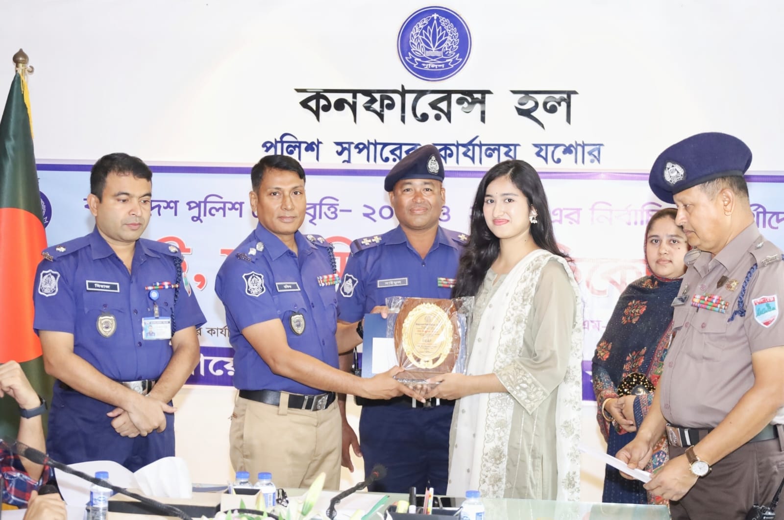 যশোরে বাংলাদেশ পুলিশ মেধা বৃত্তির ক্রেস্ট  সম্মানী ও সনদ বিতরণ