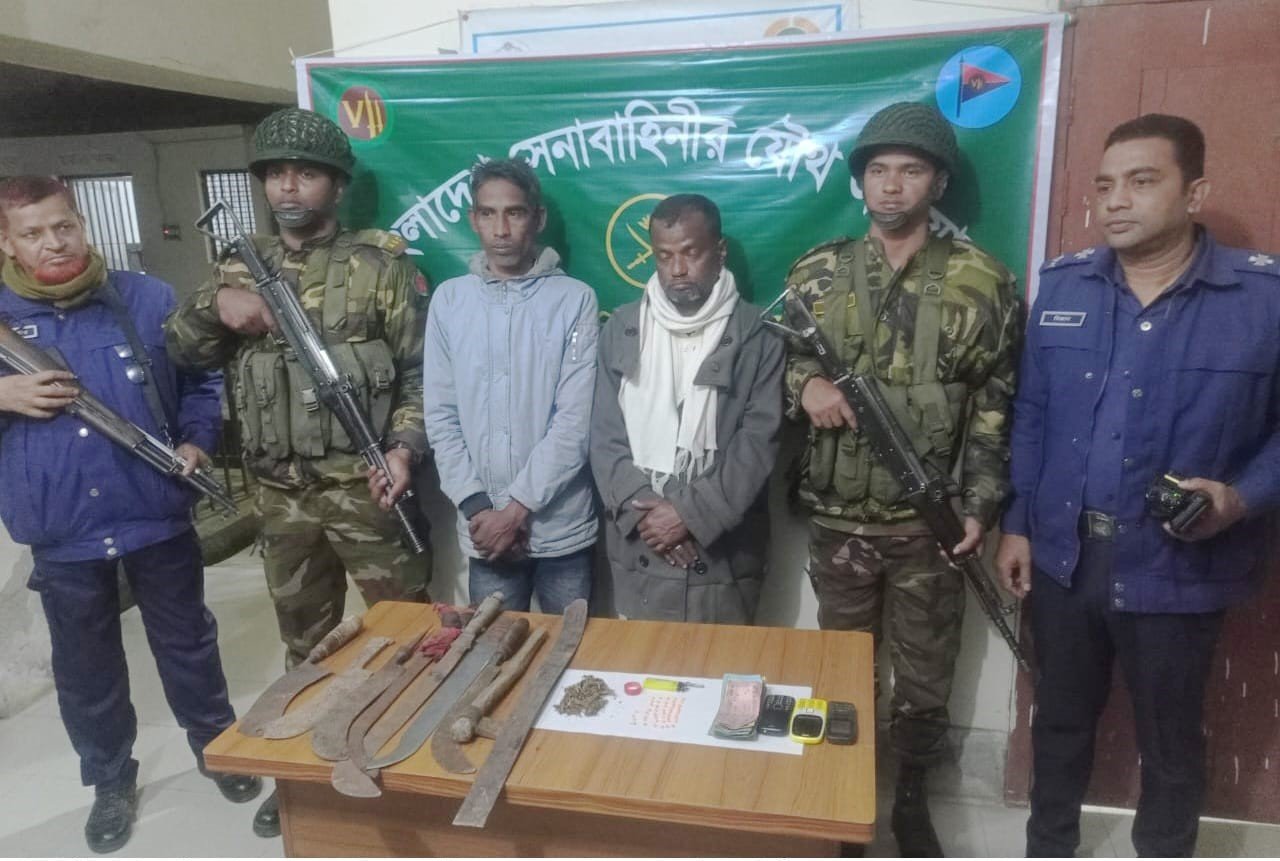 দেশীয় অস্ত্রসহ দুই মাদক ব্যবসায়ী গ্রেফতার