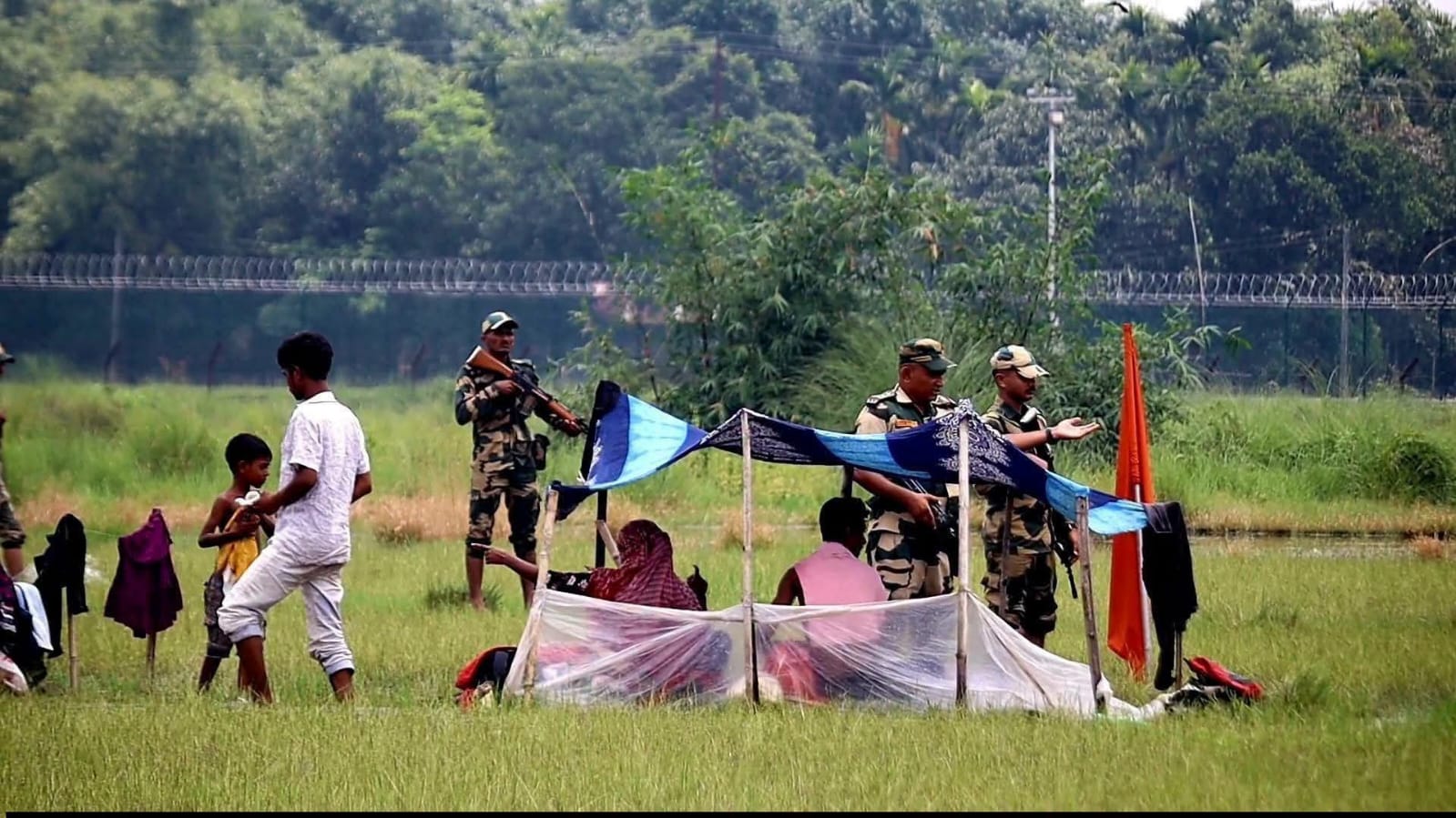 পঞ্চগড় সীমান্তে ৭২ ঘণ্টার উত্তেজনার অবসান, লাইট বন্ধ করে ১০ জনকে ফিরিয়ে নিল বিএসএফ।