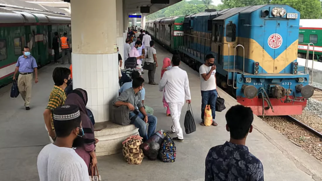 ট্রেন ছেড়ে দেওয়ায় হুড়োহুড়ি, স্বামীর হাত ফসকে ট্রেনের নিচে পড়লো স্ত্রী