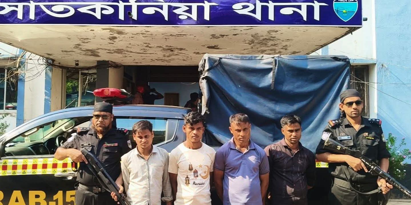 চট্টগ্রামের সাতকানিয়ায় ঠাকুর দিঘি বাজার  সংলগ্ন মহাসড়কে যাত্রীবাহী বাসে তল্লাশি চালিয়ে ১৯ হাজার ইয়াবা পেটে লুকিয়ে পাচারের সময় সাতকানিয়ায় ৪ রোহিঙ্গা আটক।