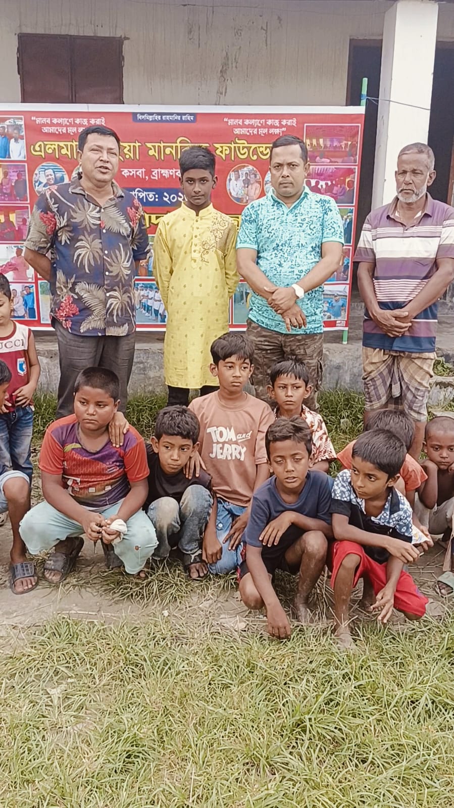 কসবায় মেধাবী শিক্ষার্থী হোসাইনের পাশে এলমান ভূইয়া ফাউন্ডেশন