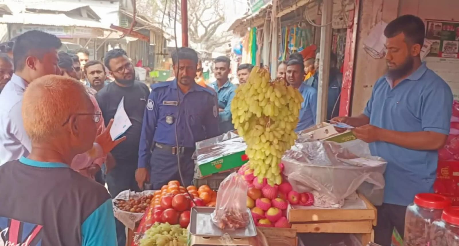 রমজানে হিলি বাজারে মূল্য নিয়ন্ত্রণে ভ্রাম্যমাণ আদালতের অভিযান