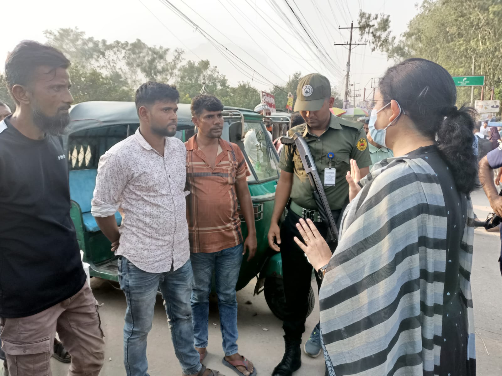 বেলকুচিতে অতিরিক্ত ভাড়া আদায়ে সিএনজি চালক কে জরিমানা