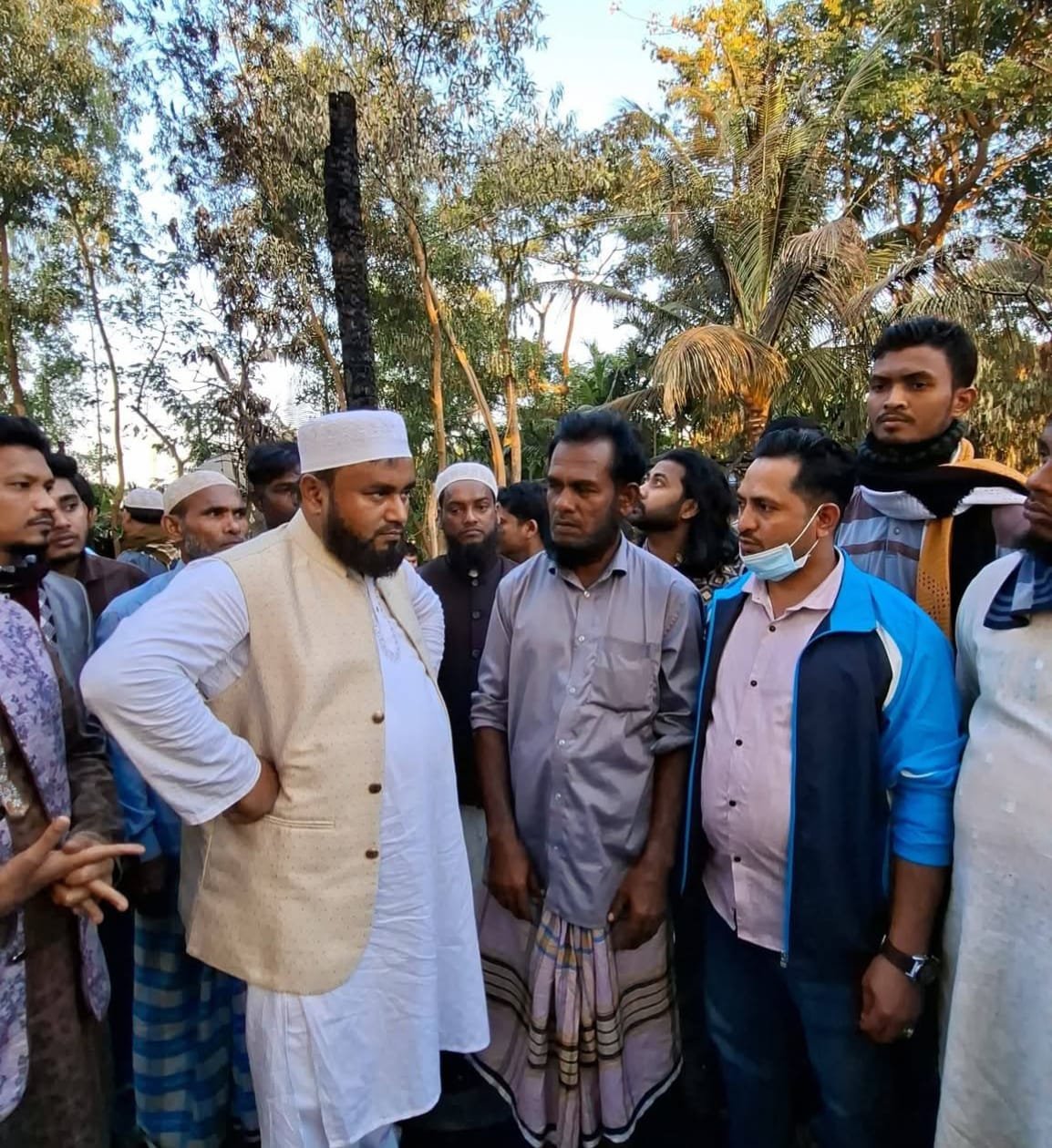 চকরিয়ায় অগ্নিকাণ্ডে ক্ষতিগ্রস্ত পরিবারের পাশে আব্দুল্লাহ আল-ফারুক