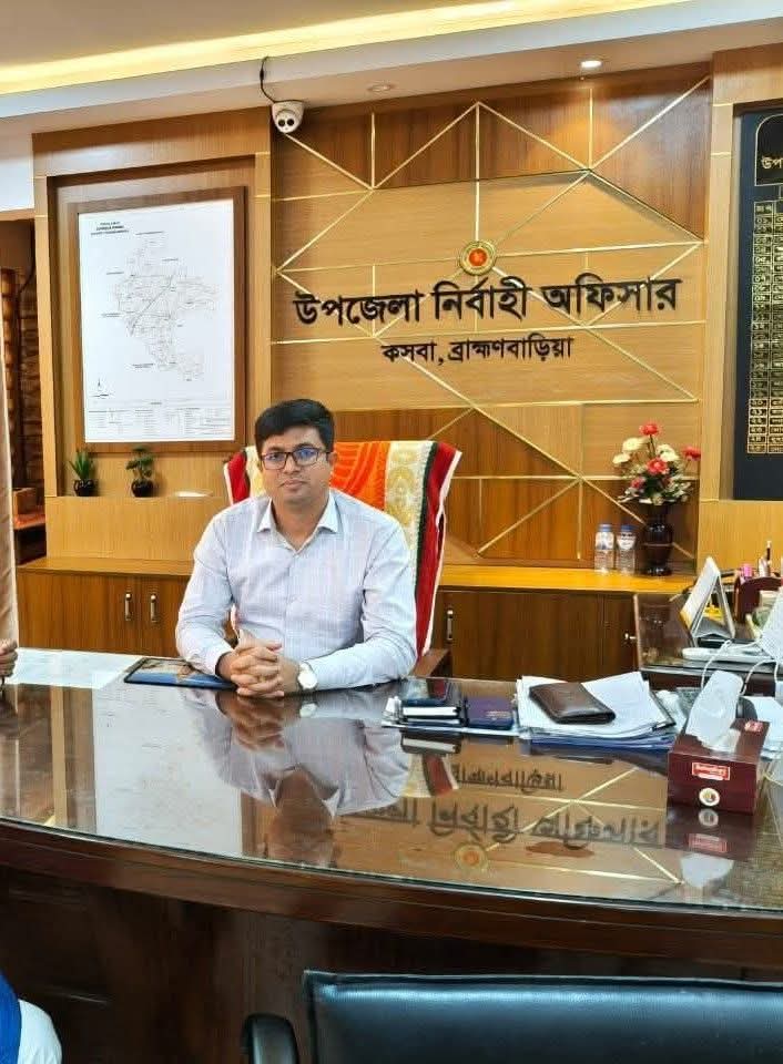 বন্ধের দিনেও সড়ক মেরামতে ইউএনও, লাঘব হচ্ছে জনদুর্ভোগ