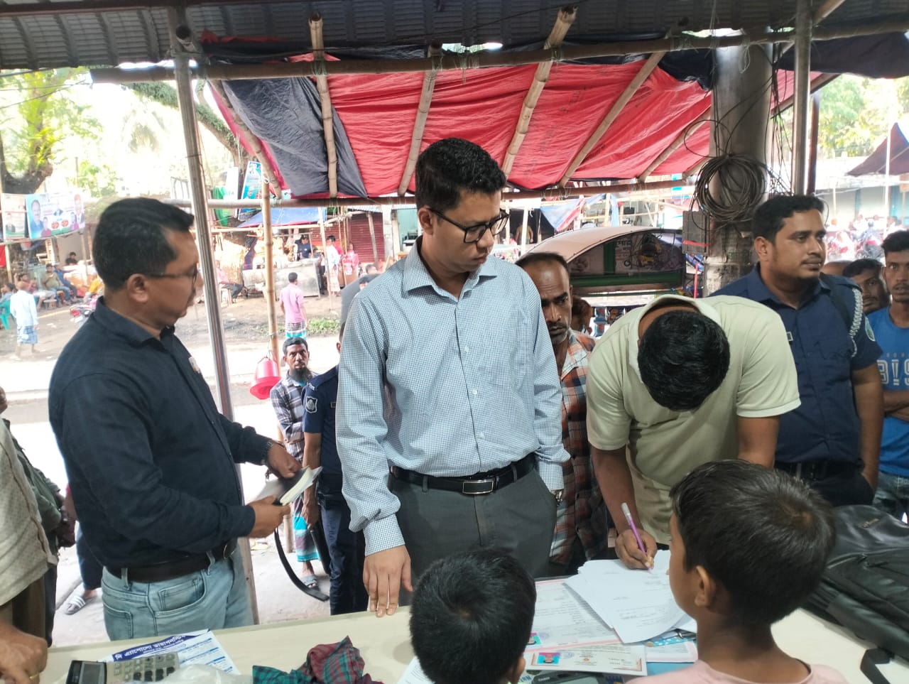 কসবায় ভ্রাম্যমাণ আদালতের অভিযান: তিন দোকানে ১৩ হাজার টাকা জরিমানা।