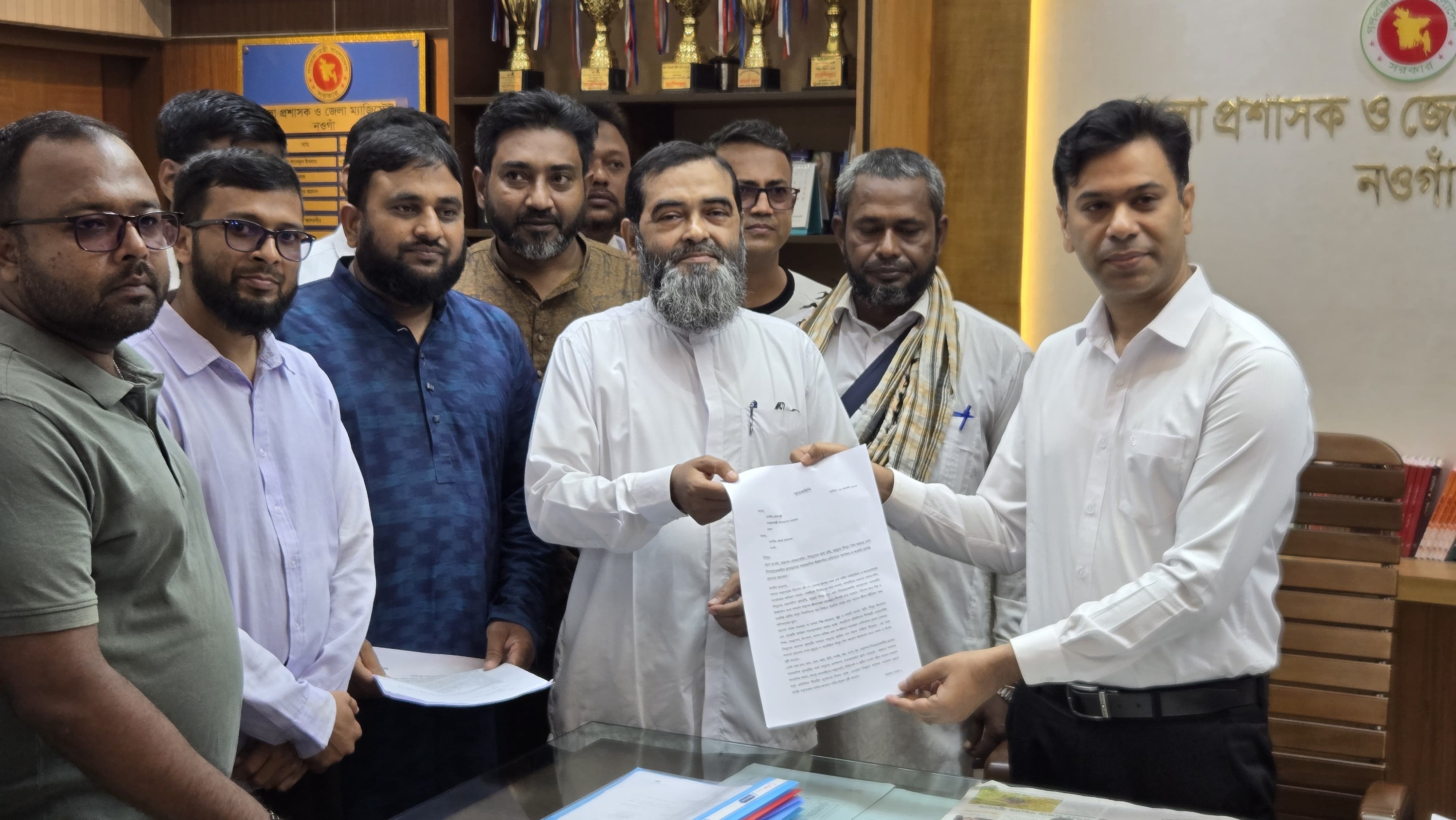 নওগাঁয় গ্যাস সংকট ও বিদ্যুতের মূল্যবৃদ্ধির প্রতিবাদে ১১ দলের স্মারকলিপি নওগাঁয় গ্যাস সংকট ও বিদ্যুতের মূল্যবৃদ্ধির প্রতিবাদে ১১ দলের স্মারকলিপি