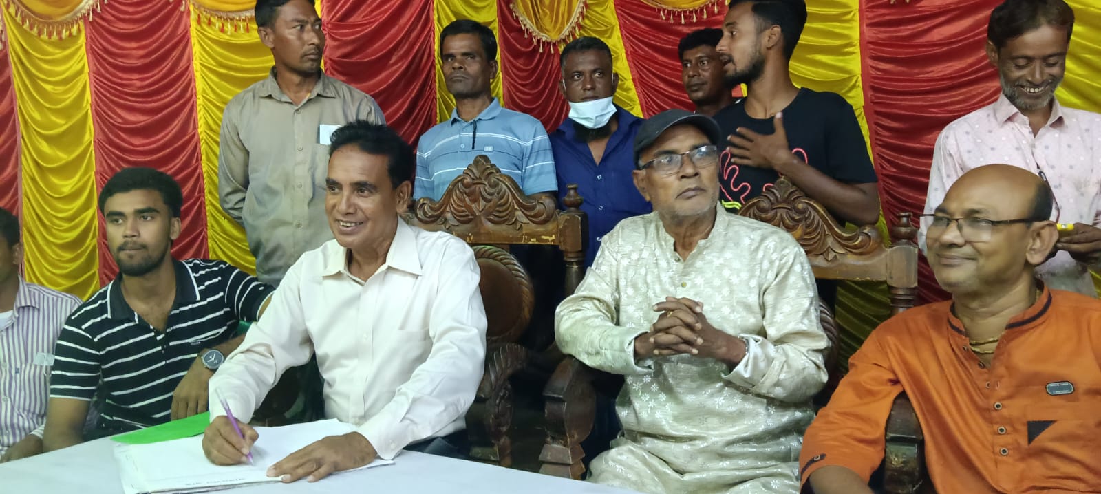 শারদীয় দুর্গোৎসবে জুমারবাড়ির পূজামণ্ডপ পরিদর্শন করলেন বিএনপি নেতা আবু তাহের, মন্দিরে অনুদান প্রদান
