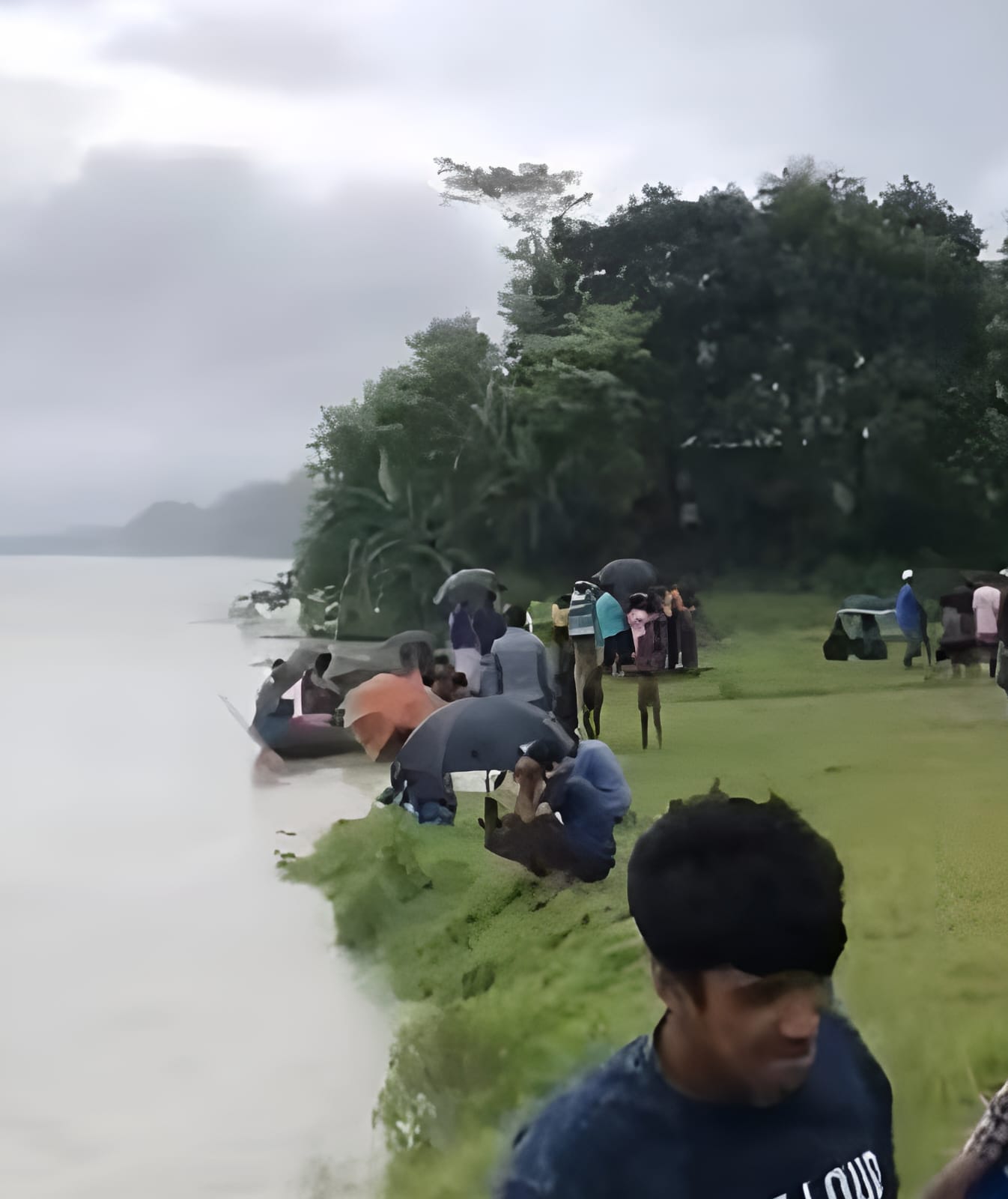 পাকুন্দিয়ায় ব্রহ্মপুত্র নদে নৌকাসহ নিখোঁজ সিরাজ মিয়া, উদ্ধারে নামল ডুবুরি দল
