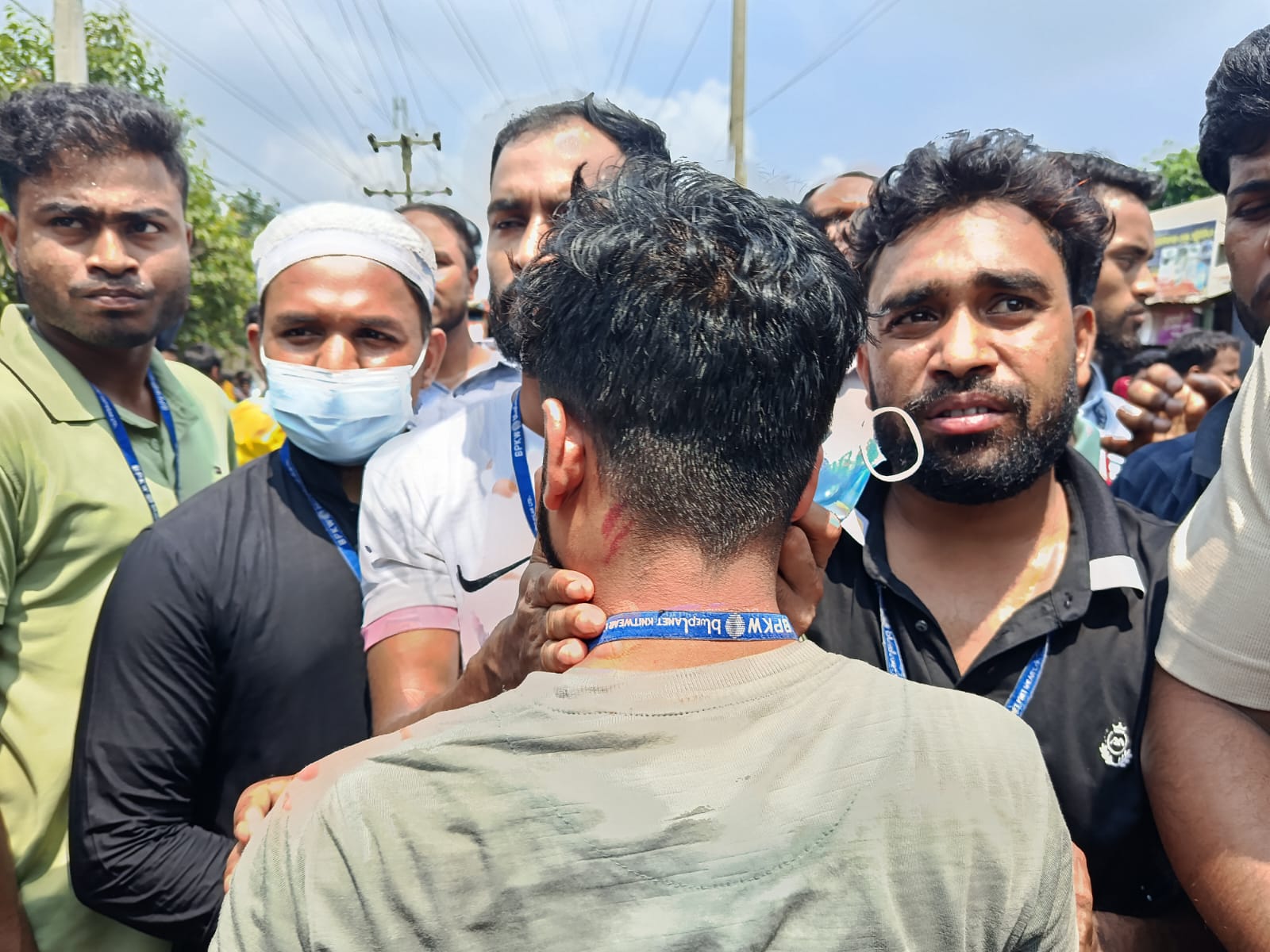 শ্রীপুরে শ্রমিক মৃত্যুর জের: মিলাদ মাহফিলের আগে উত্তেজনা, সাউন্ড গ্রেনেড নিক্ষেপ বহিরাগতদের উপস্থিতির অভিযোগ, আহত কয়েকজন