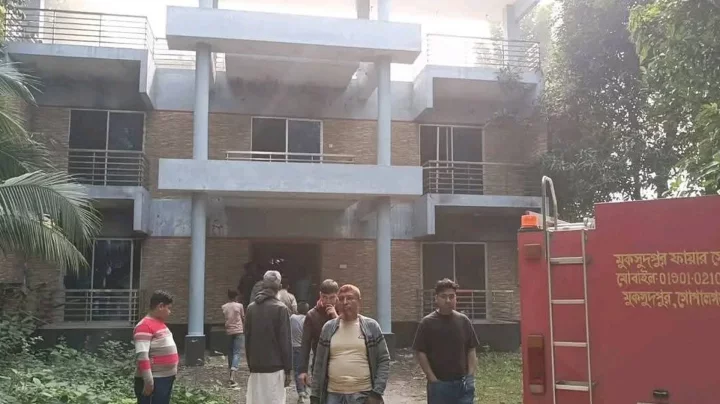 গোপালগঞ্জে পলাতক আওয়ামী লীগ নেতার বাড়িতে দুর্বৃত্তের আগুন