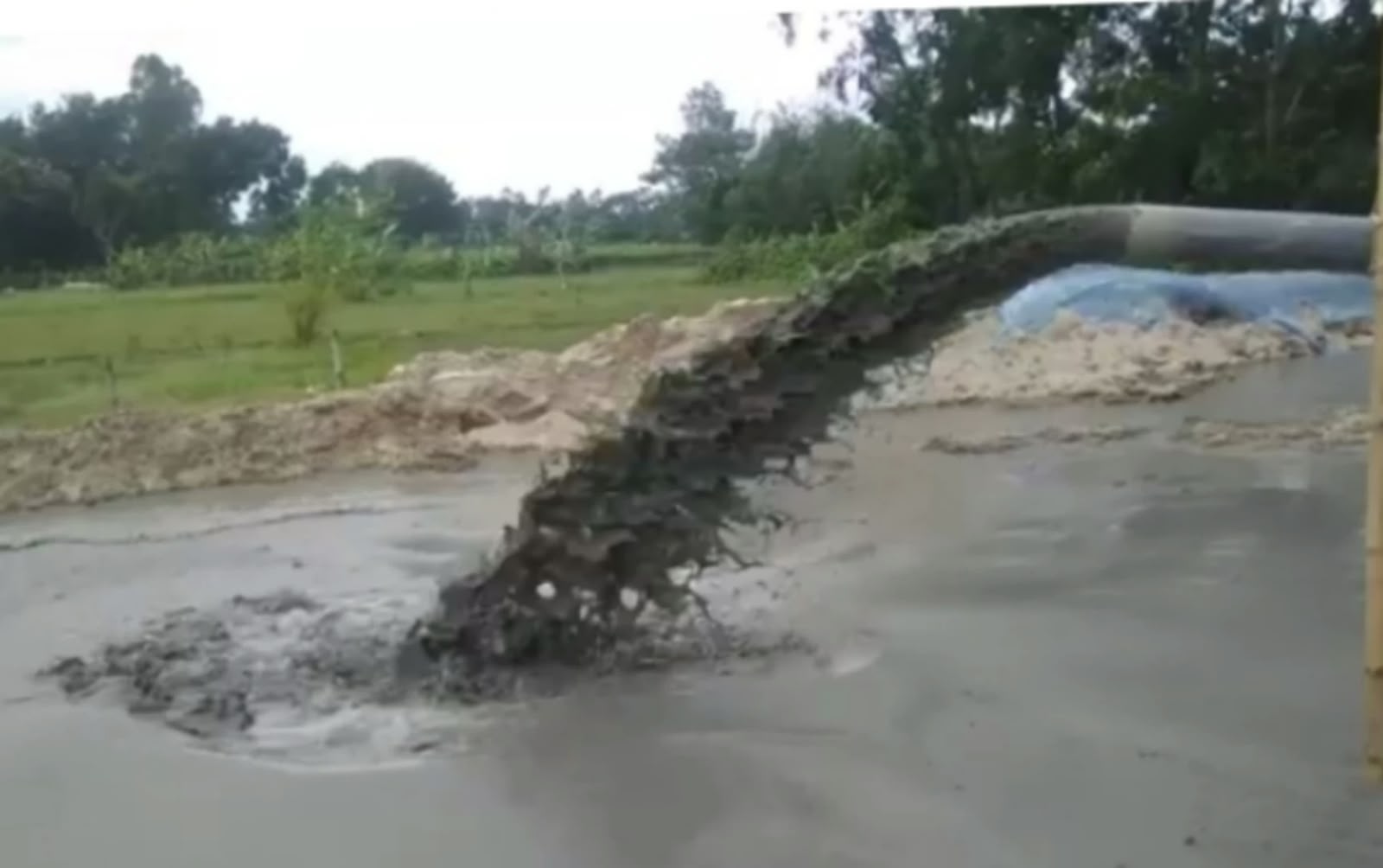 চকরিয়ায় অবাধে বালু উত্তোলন হুমকির মুখে জনবসতি