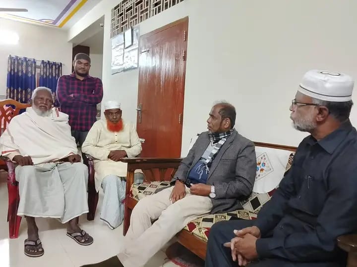 বীর মুক্তিযোদ্ধা ইসমাইল শেখের খোঁজখবর নিলেন অধ্যাপক কে এম হেসাব উদ্দিন