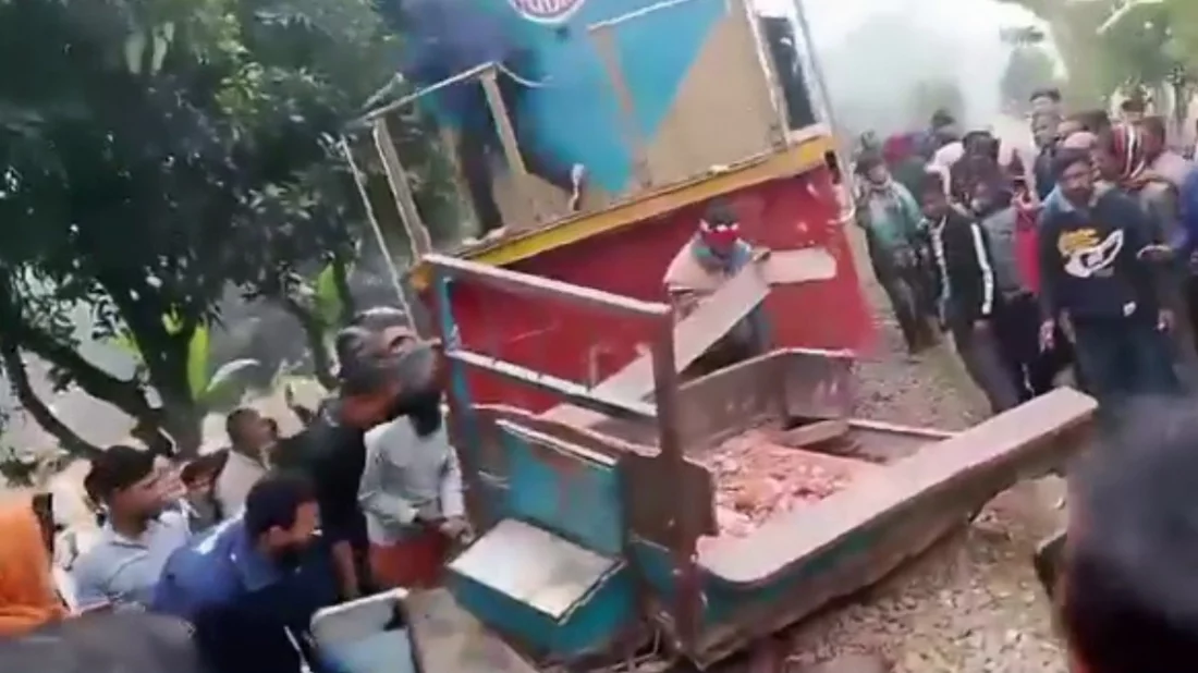 গাইবান্ধায় অরক্ষিত ক্রসিংয়ে ট্রেনের ধাক্কায় দুমড়েমুচড়ে গেল ট্রলি
