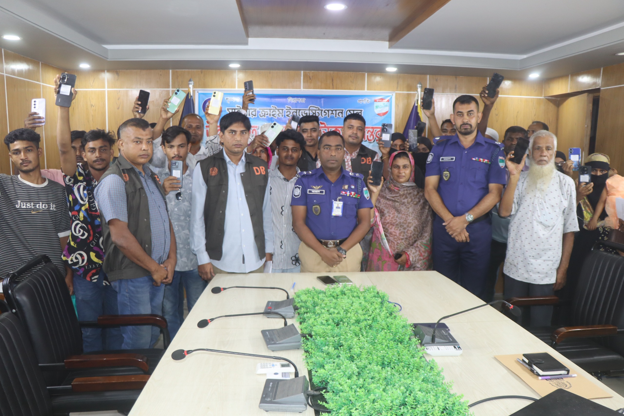 মাগুরায় সাইবার ক্রাইম সেলের অভিযানে ৩৫ মোবাইল উদ্ধার