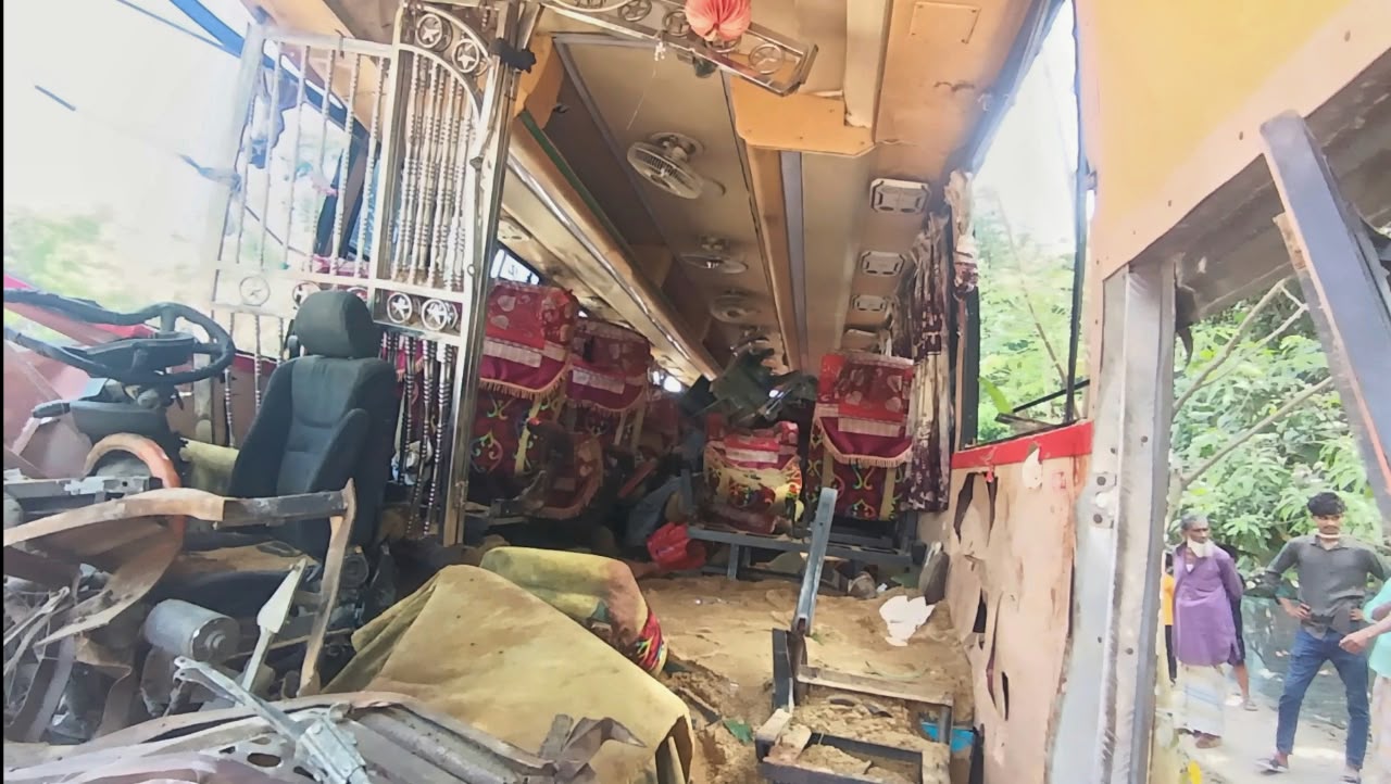 নাটোরের বড়াইগ্রামে যাত্রীবাহী বাস ও বালুবোঝাই ট্রাকের মুখোমুখি সংঘর্ষে ১৪ জন নিহত
