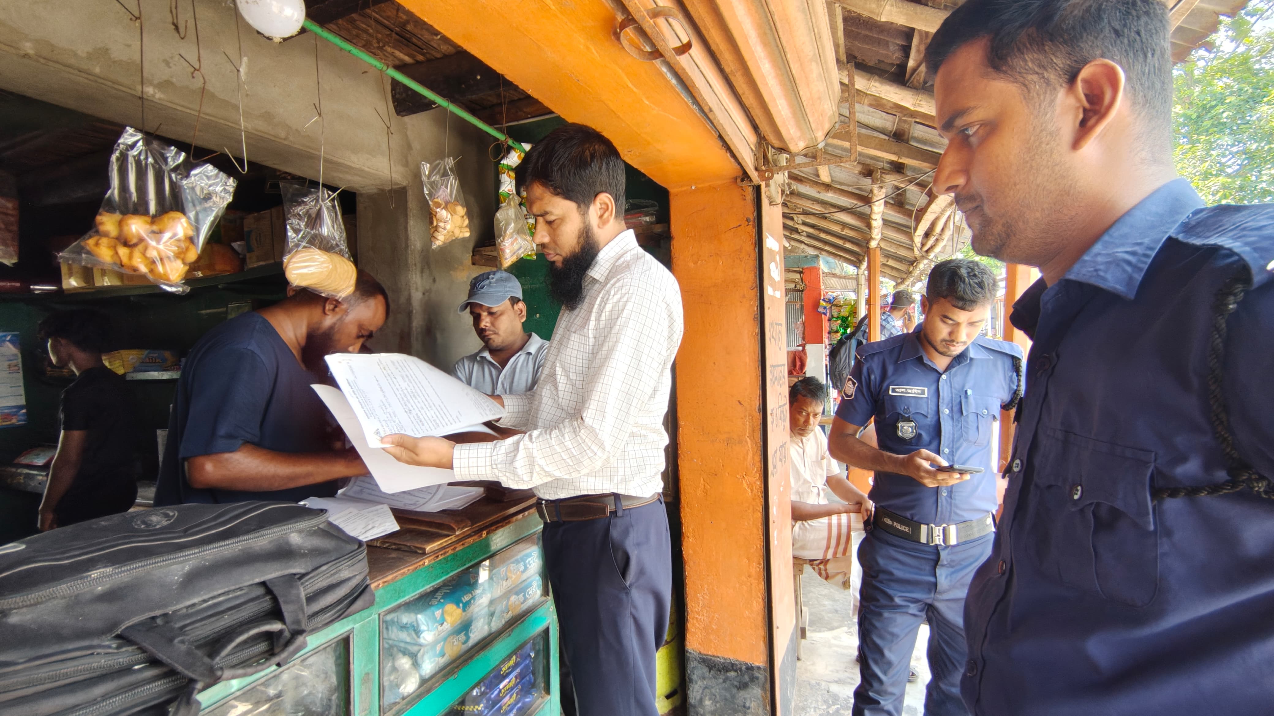নলডাঙ্গায় অস্বাস্থ্যকর পরিবেশে খাদ্য উৎপাদন, বেকারিকে ৫ হাজার টাকা জরিমানা
