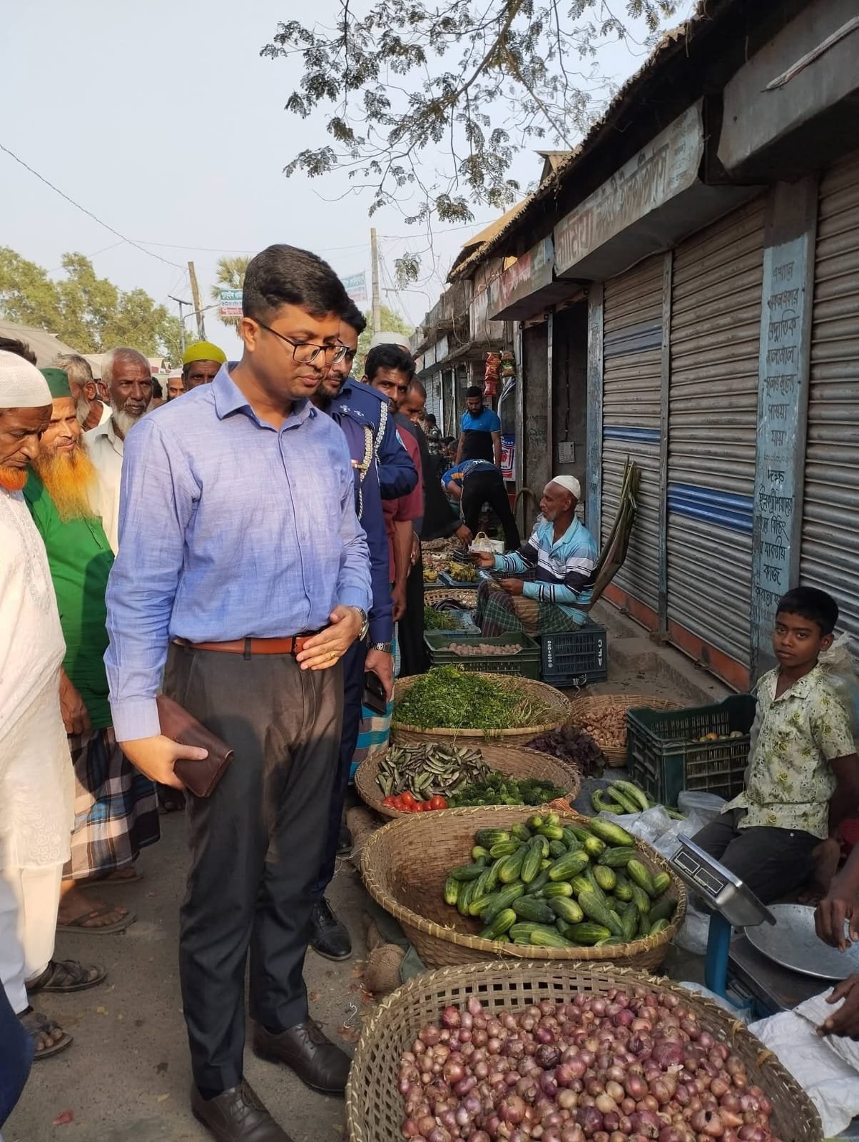 কসবা কাঁচা বাজার-এ নিত্যপণ্যের দাম কিছুটা নিয়ন্ত্রণে, ব্রয়লার মুরগির দামে অস্থিরতা।