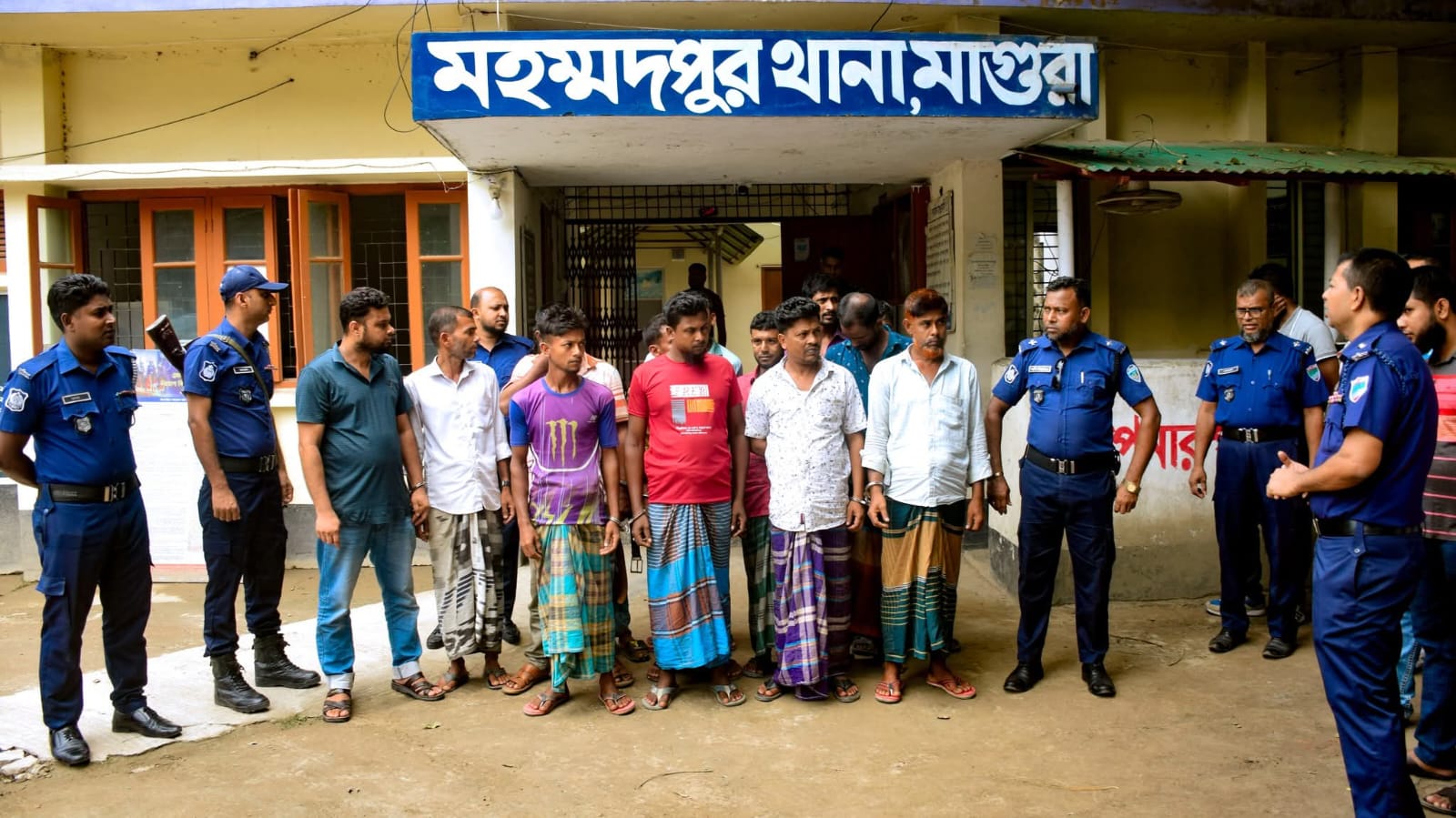 মাগুরায় জুয়ার আসরে অভিযান: ১৬ জন আটক