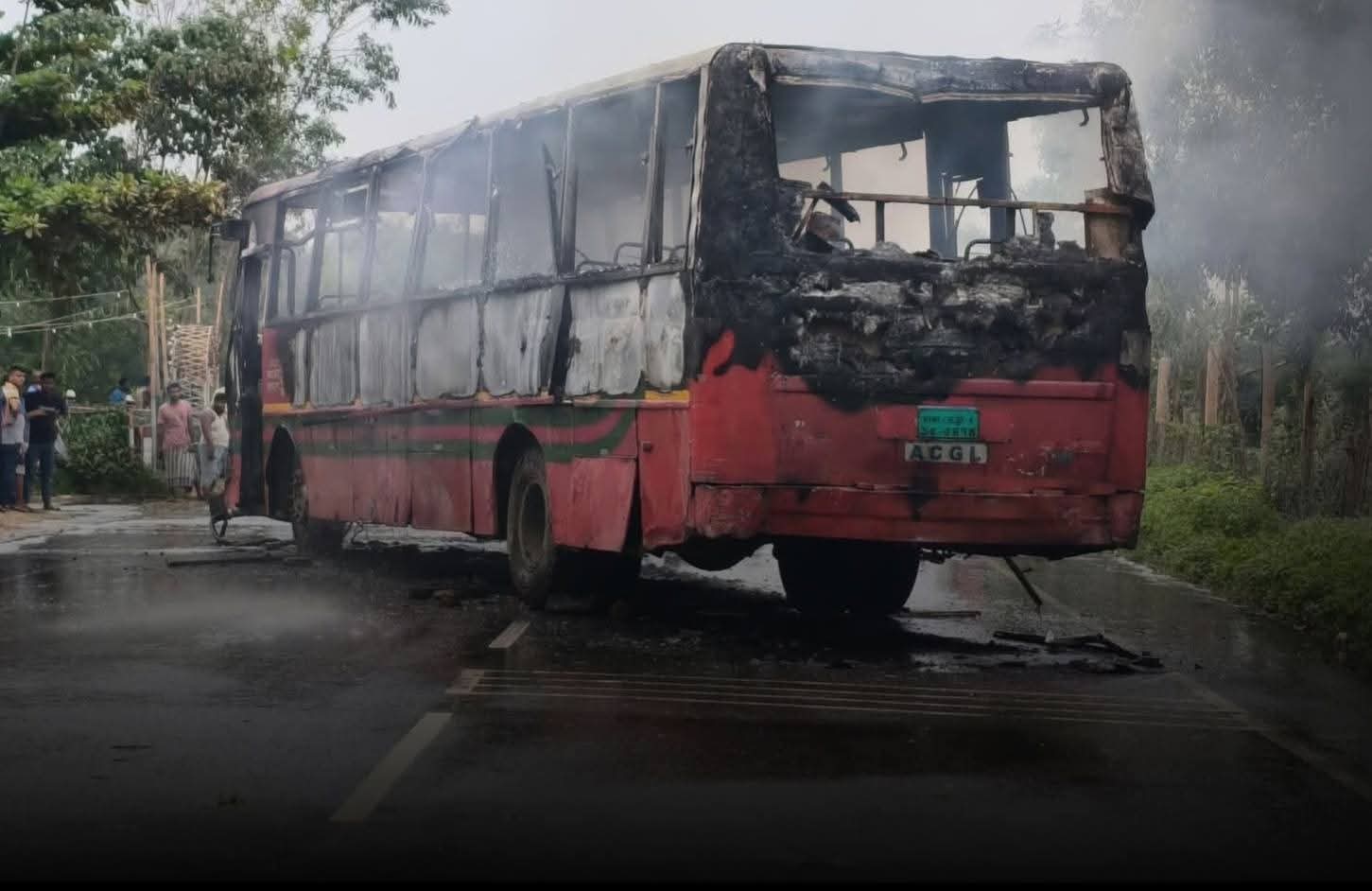 পিতা পুত্র নি/হত বাসে আগুন দিল জনতা