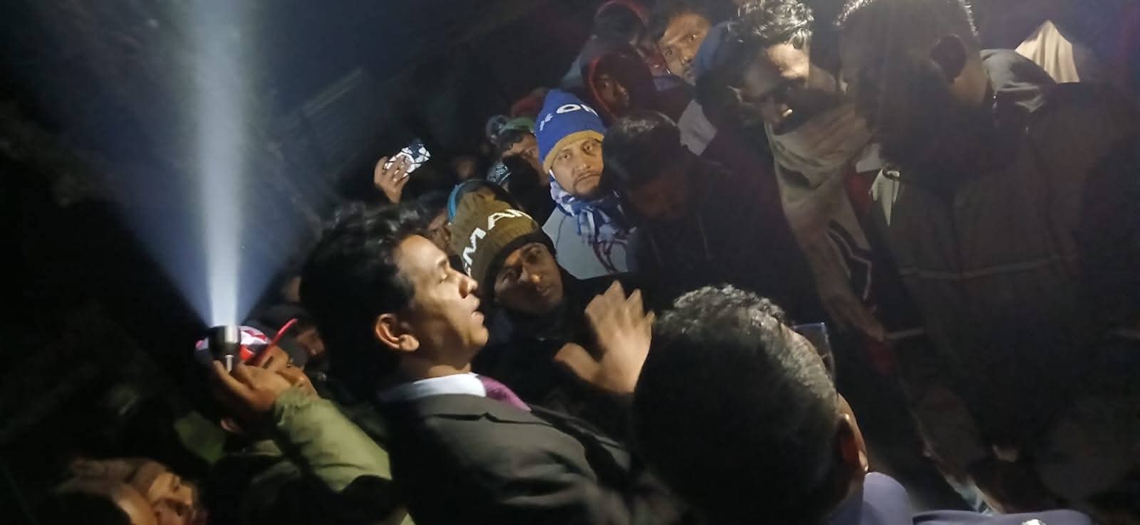 পঞ্চগড়ে ট্রেন-মাইক্রোবাস সংঘর্ষে যুবকের মৃত্যু, রেলপথ অবরোধে ট্রেন চলাচল বন্ধ।