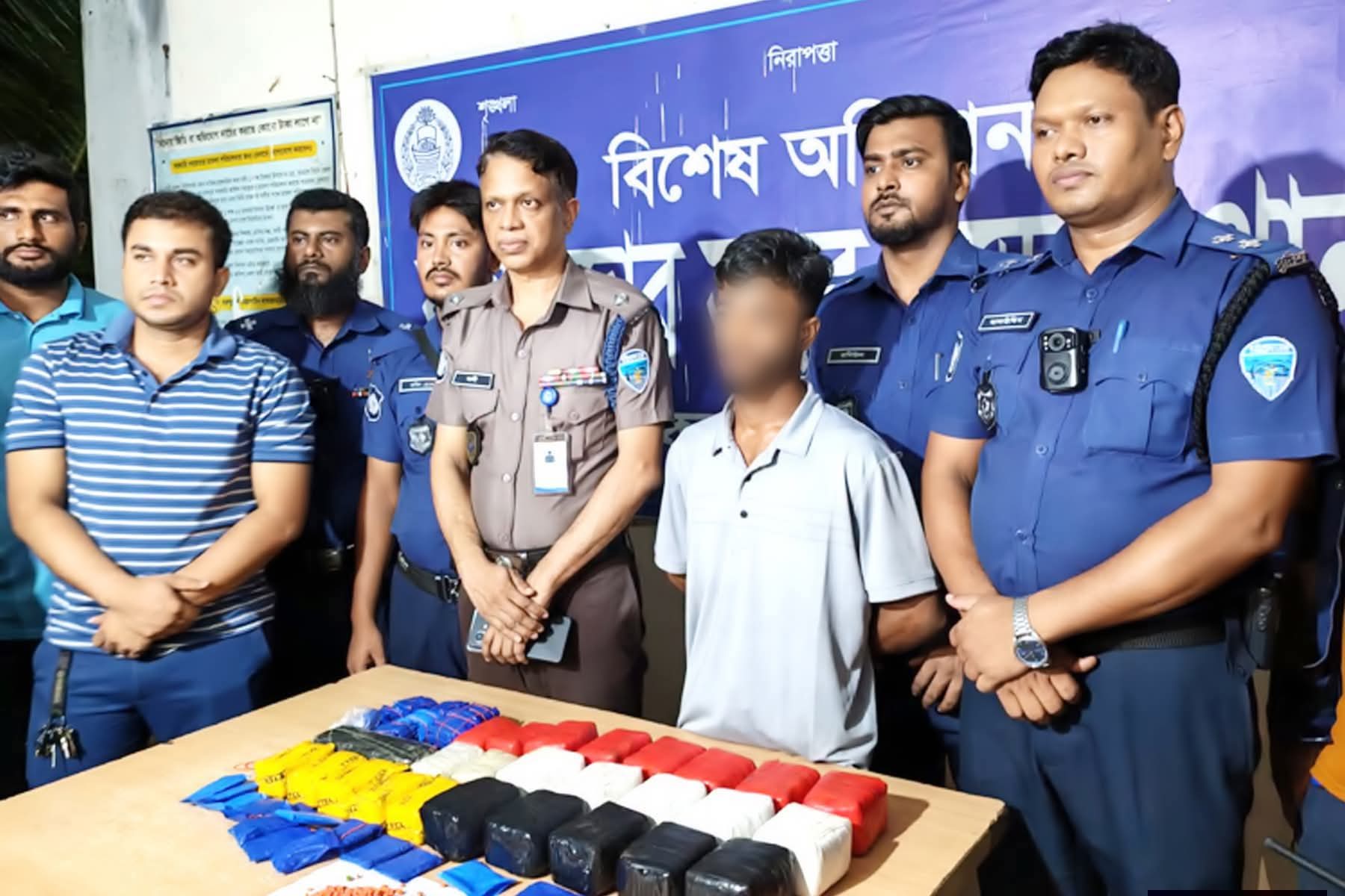 কক্সবাজারে স্লিপারবাসের সিটে মিলল ৯২ হাজার ইয়াবা,  আটক ১
