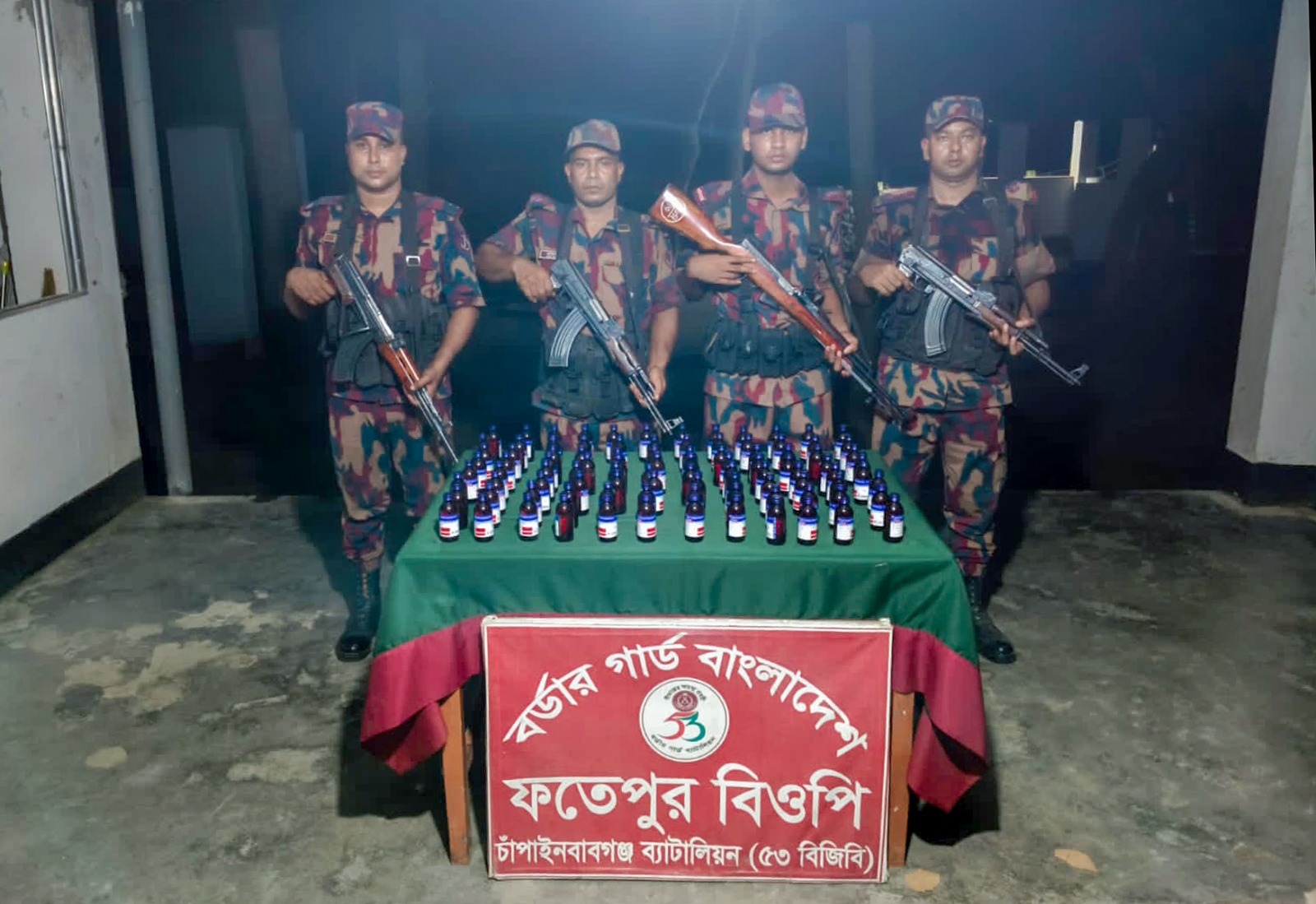 চাঁপাইনবাবগঞ্জ সীমান্তে ৫৩ বিজিবির অভিযানে বিপুল পরিমান ভারতীয় নেশাজাতীয় এস্কাফ সিরাপ জব্দ।