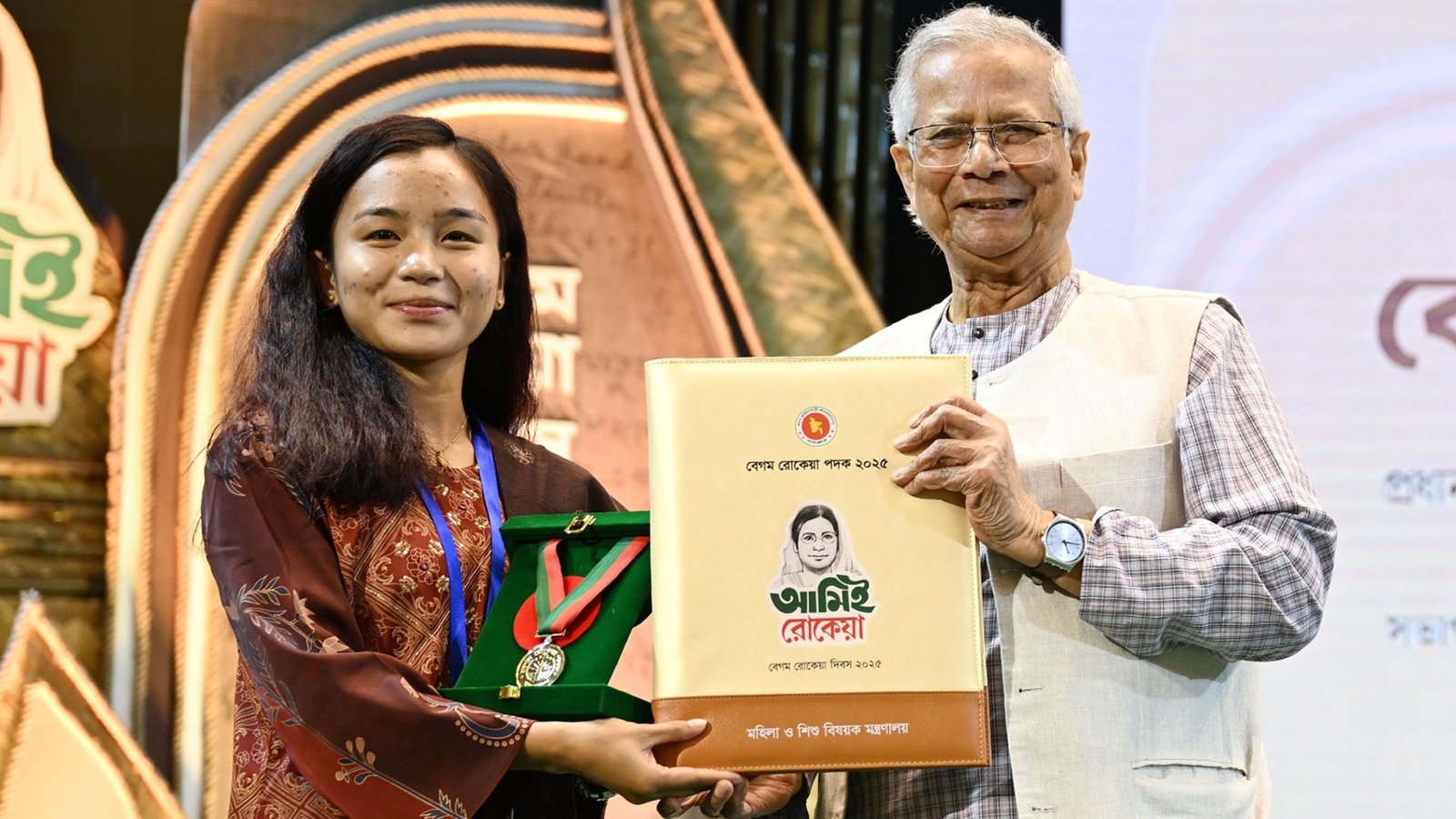 রোকেয়া পদক জিতে ঋতুপর্ণার ইতিহাস