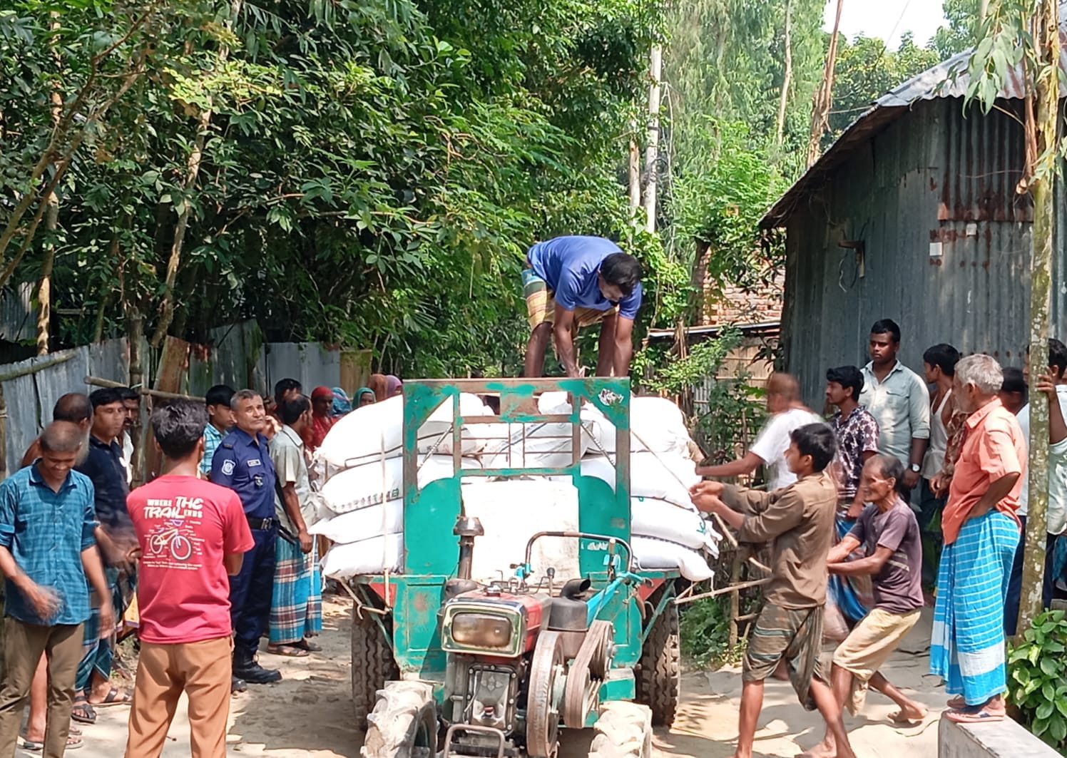 বাড়িতে মজুদ রাখা ৪৭ বস্তা সার জব্দ ১০ হাজার টাকা জরিমানা