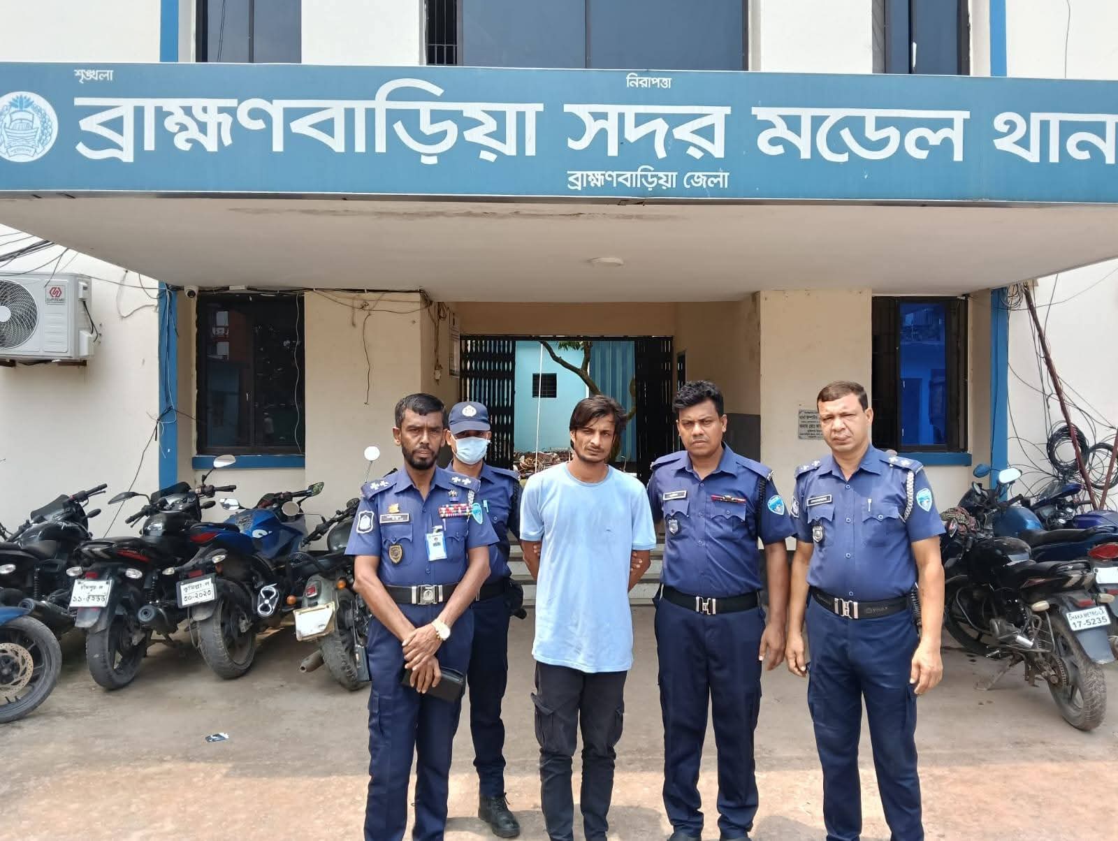 অস্ত্রসহ শীর্ষ ছিনতাইকারী রিগান গ্রেফতার