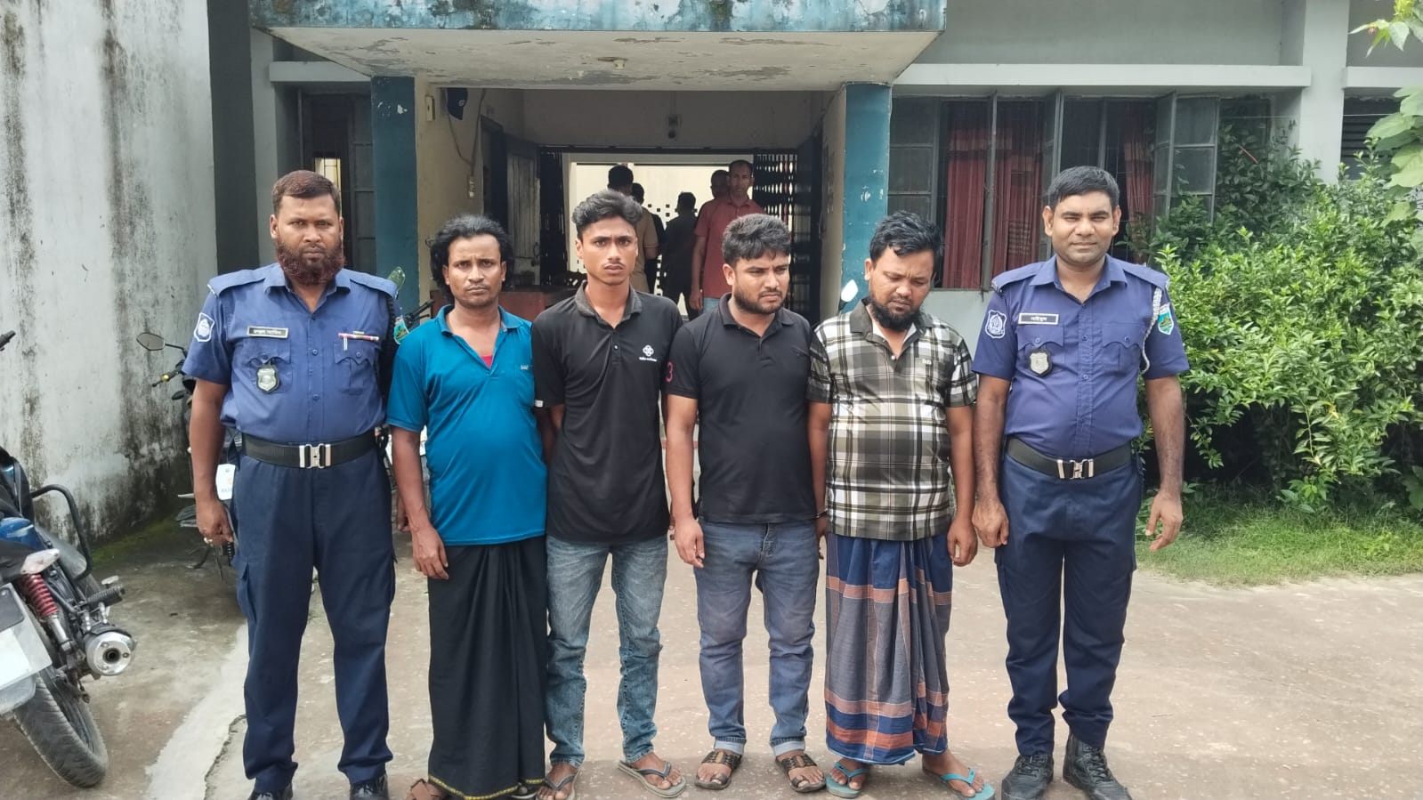 বেলকুচিতে ৩০ ভরি স্বর্ণালঙ্কার চুরির ঘটনায় ৫ আসামি গ্রেফতার বেলকুচিতে ৩০ ভরি স্বর্ণালঙ্কার চুরির ঘটনায় ৫ আসামি গ্রেফতার