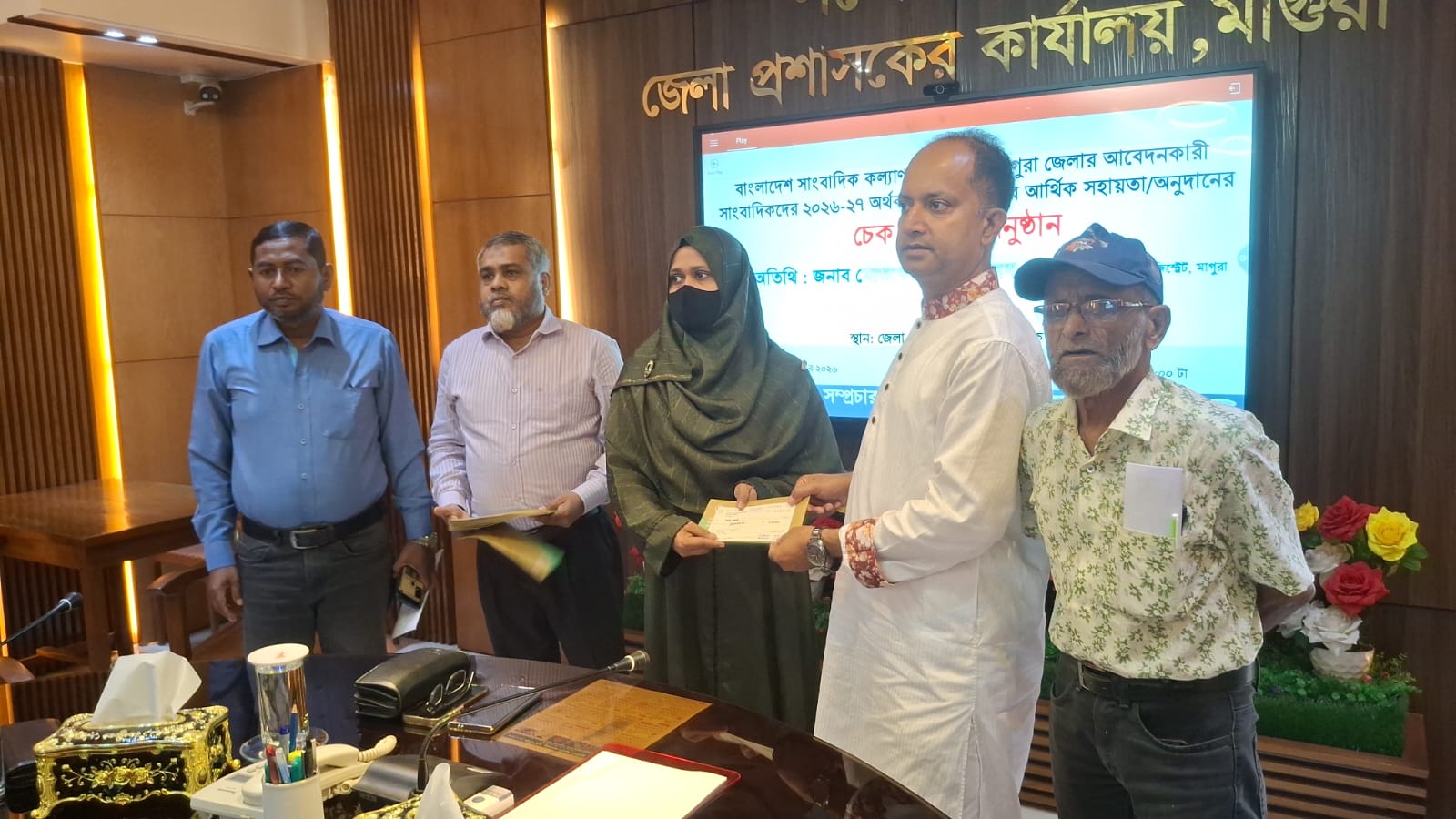 মাগুরায় সাংবাদিক কল্যাণ ট্রাস্টের ১৮ সাংবাদিককে আর্থিক সহায়তার চেক বিতরণ