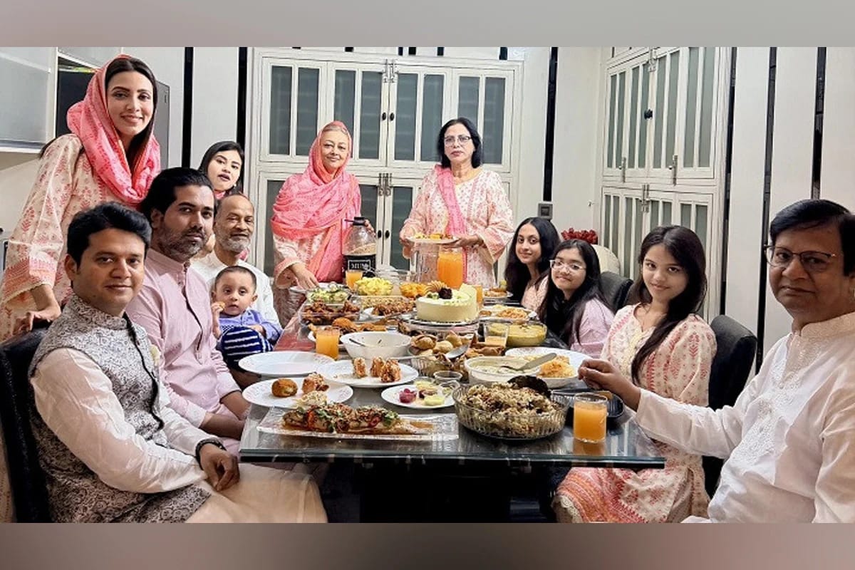 পরিবারের সাথে ইফতারের সুন্দর মুহুর্ত শেয়ার করলেন মিম।